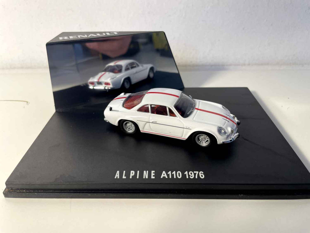 Renault Alpine A110 blanche avec bandes rouges de 1976 (coffret boite rectangle) - Ixo