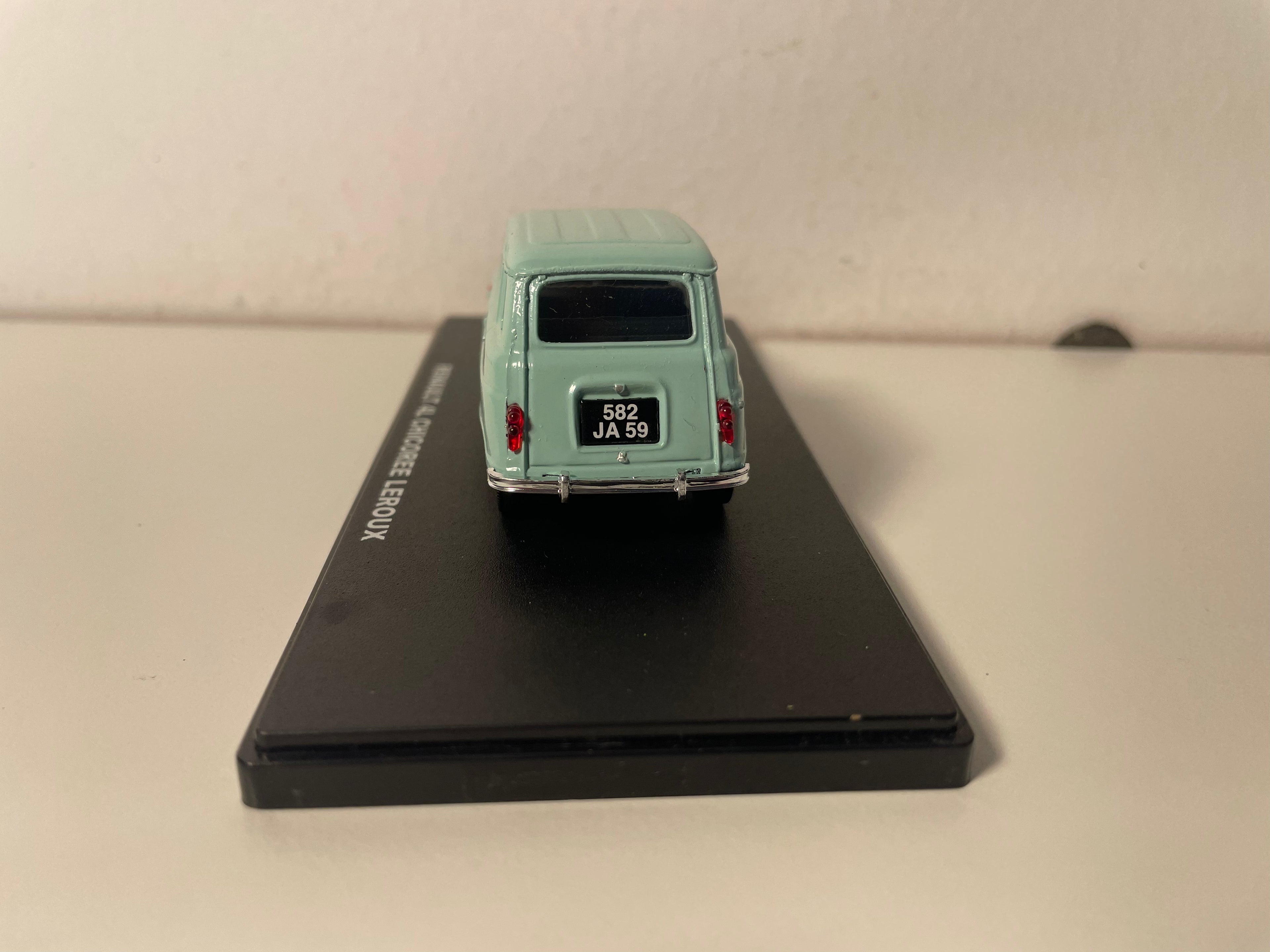 Renault 4L bleu pâle? - publicité pour la chicorée LEROUX