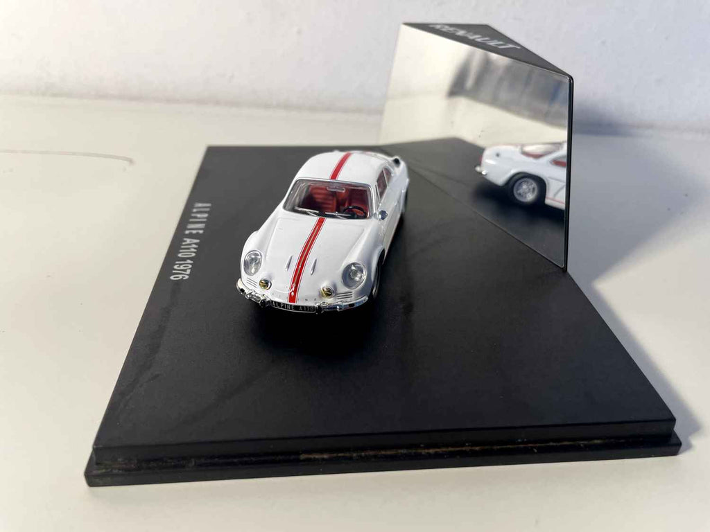 Renault Alpine A110 blanche avec bandes rouges de 1976 (coffret boite rectangle) - Ixo