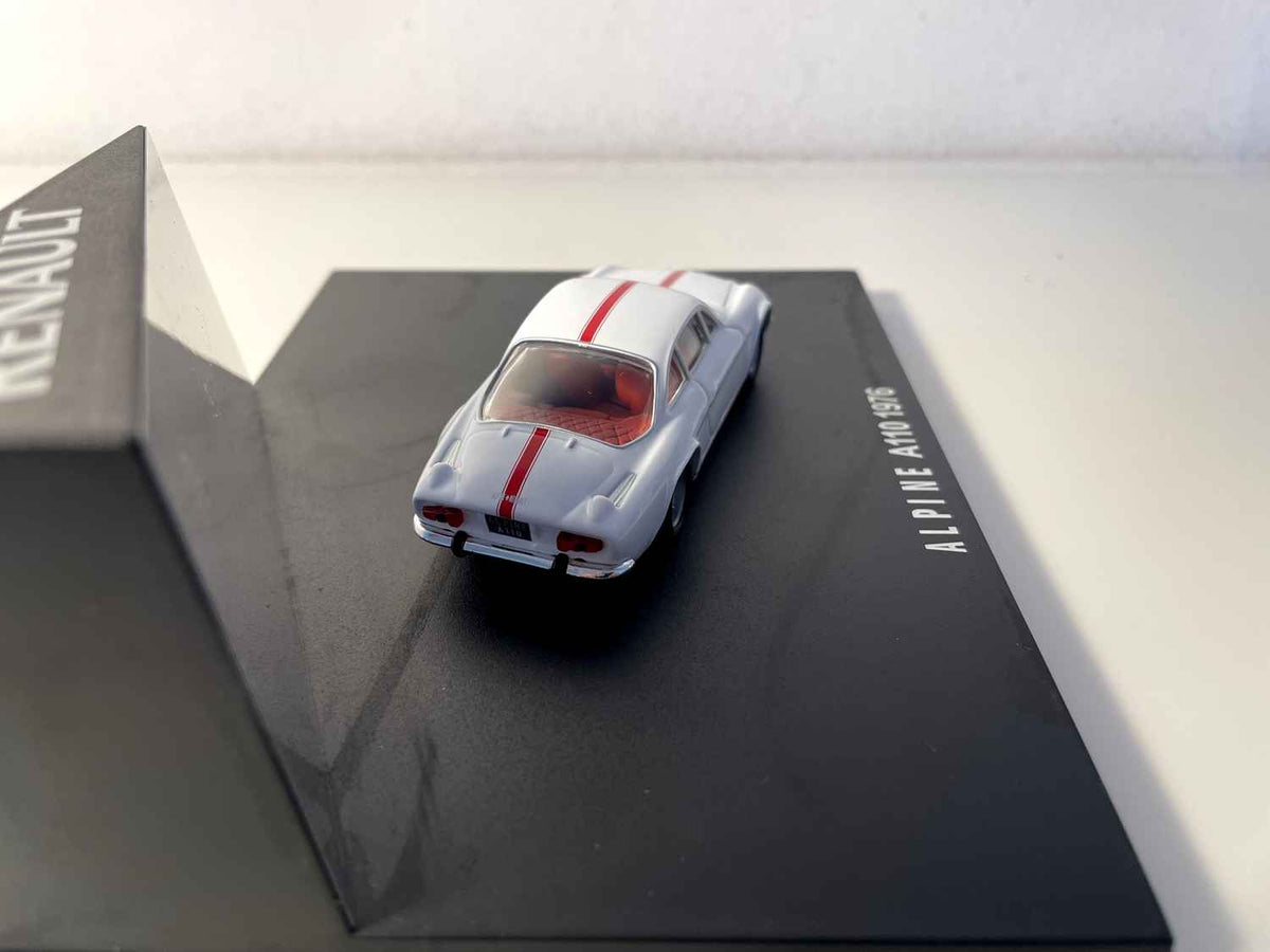 Renault Alpine A110 blanche avec bandes rouges de 1976 (coffret boite rectangle) - Ixo
