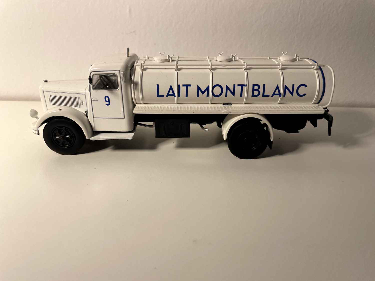 Cysterna kamiona Berliet GDR 7W biała cysterna mleka Mont-Blanc - Kolekcja Hachette