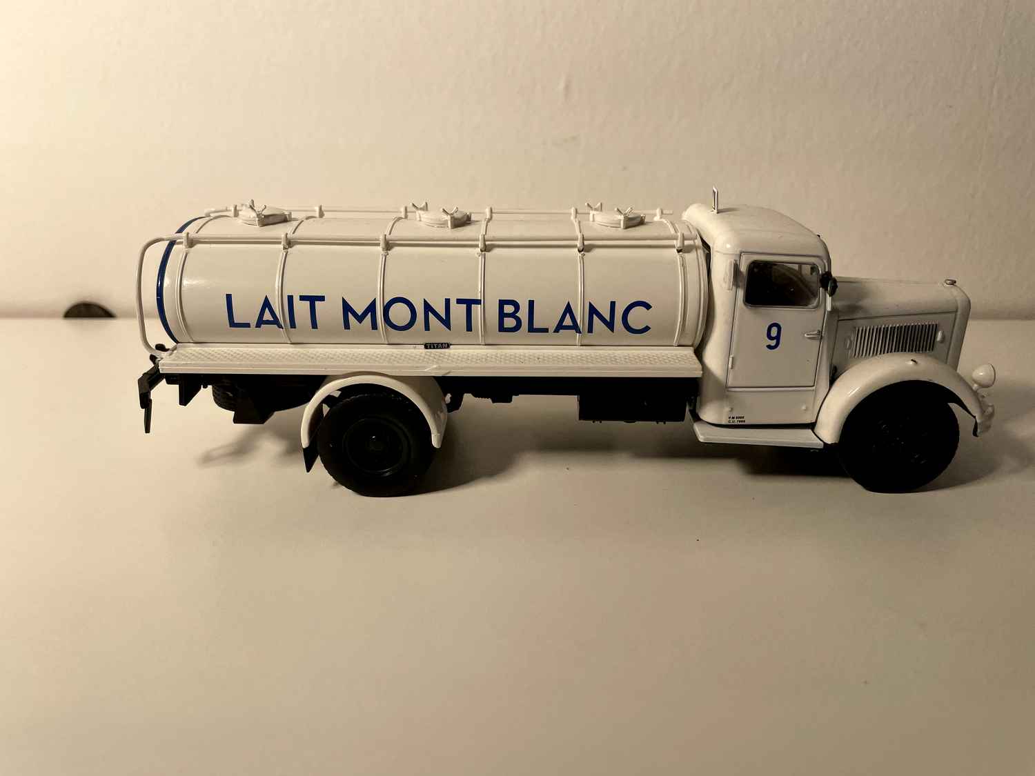 Cysterna kamiona Berliet GDR 7W biała cysterna mleka Mont-Blanc - Kolekcja Hachette