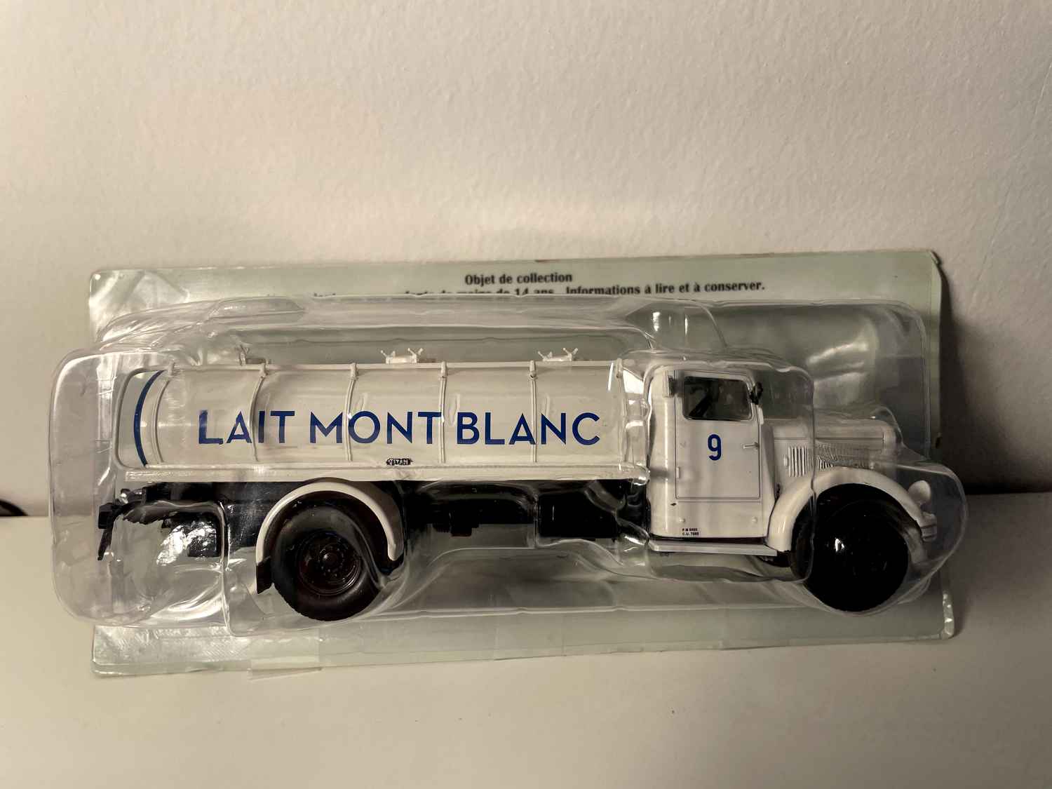 Cysterna kamiona Berliet GDR 7W biała cysterna mleka Mont-Blanc - Kolekcja Hachette