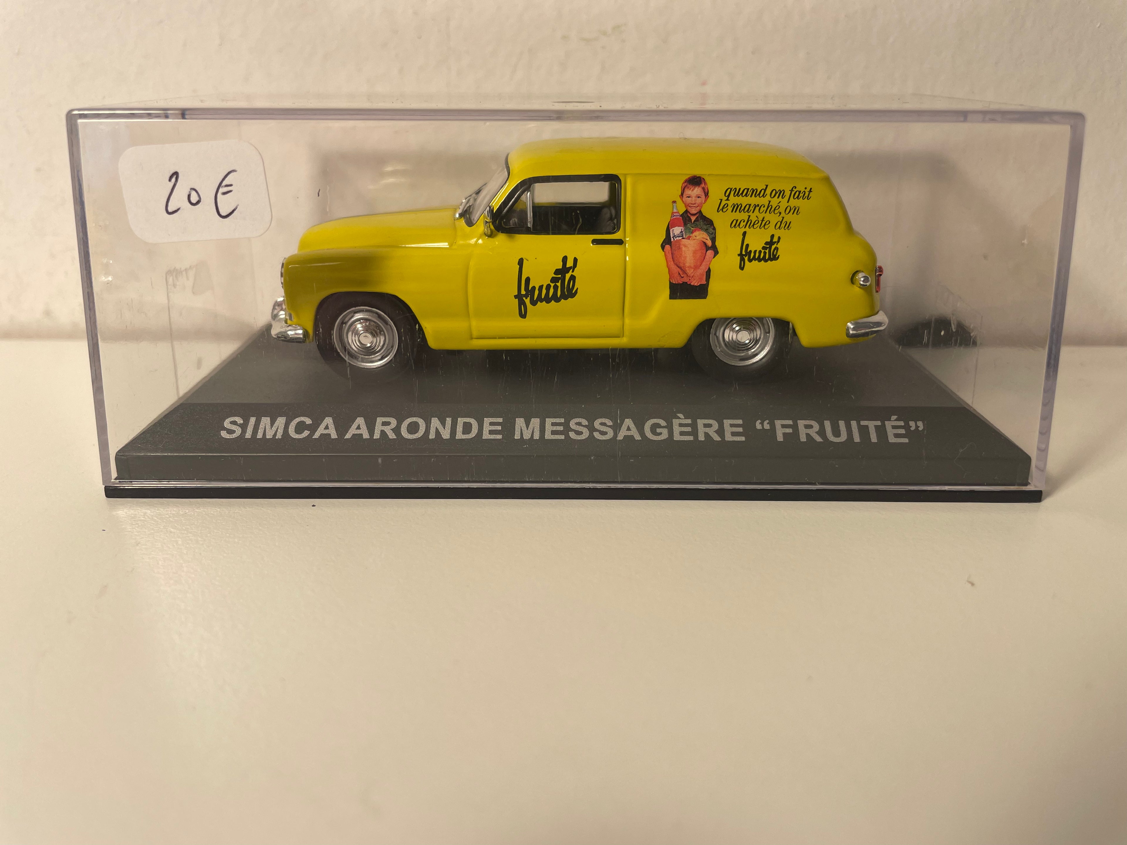 Simca Aronde Messagère gialla con pubblicità della bevanda FRUITE (Fruité)