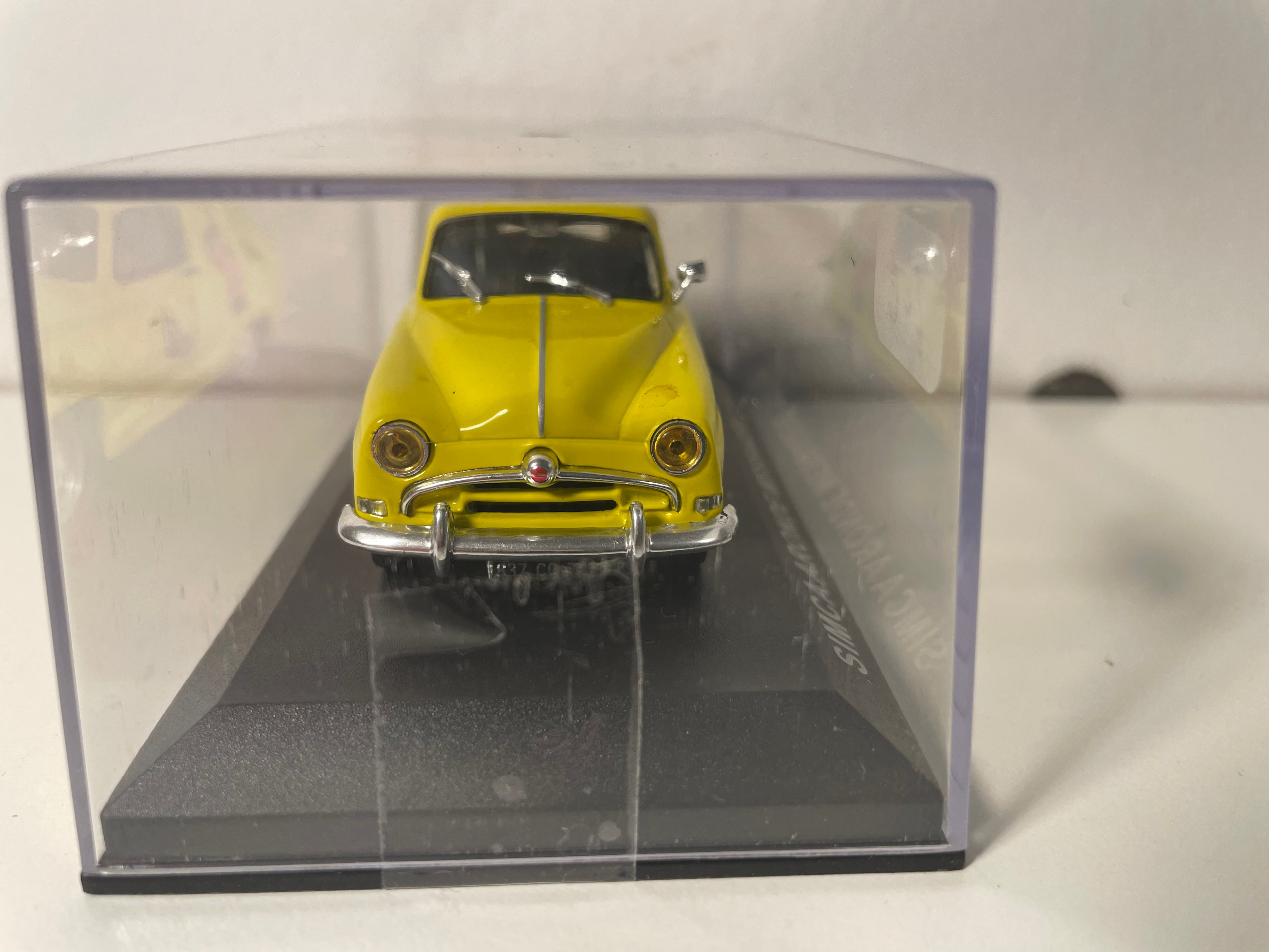 Simca Aronde Messagère gialla con pubblicità della bevanda FRUITE (Fruité)
