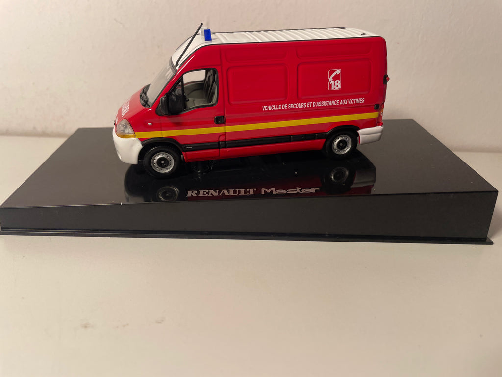 Fourgon Renault Master phase 2 rouge - véhicule de pompiers VSAV (Véhicule de Secours et d'Assistance aux Victimes) - NOREV (1 gyrophare à réparer)