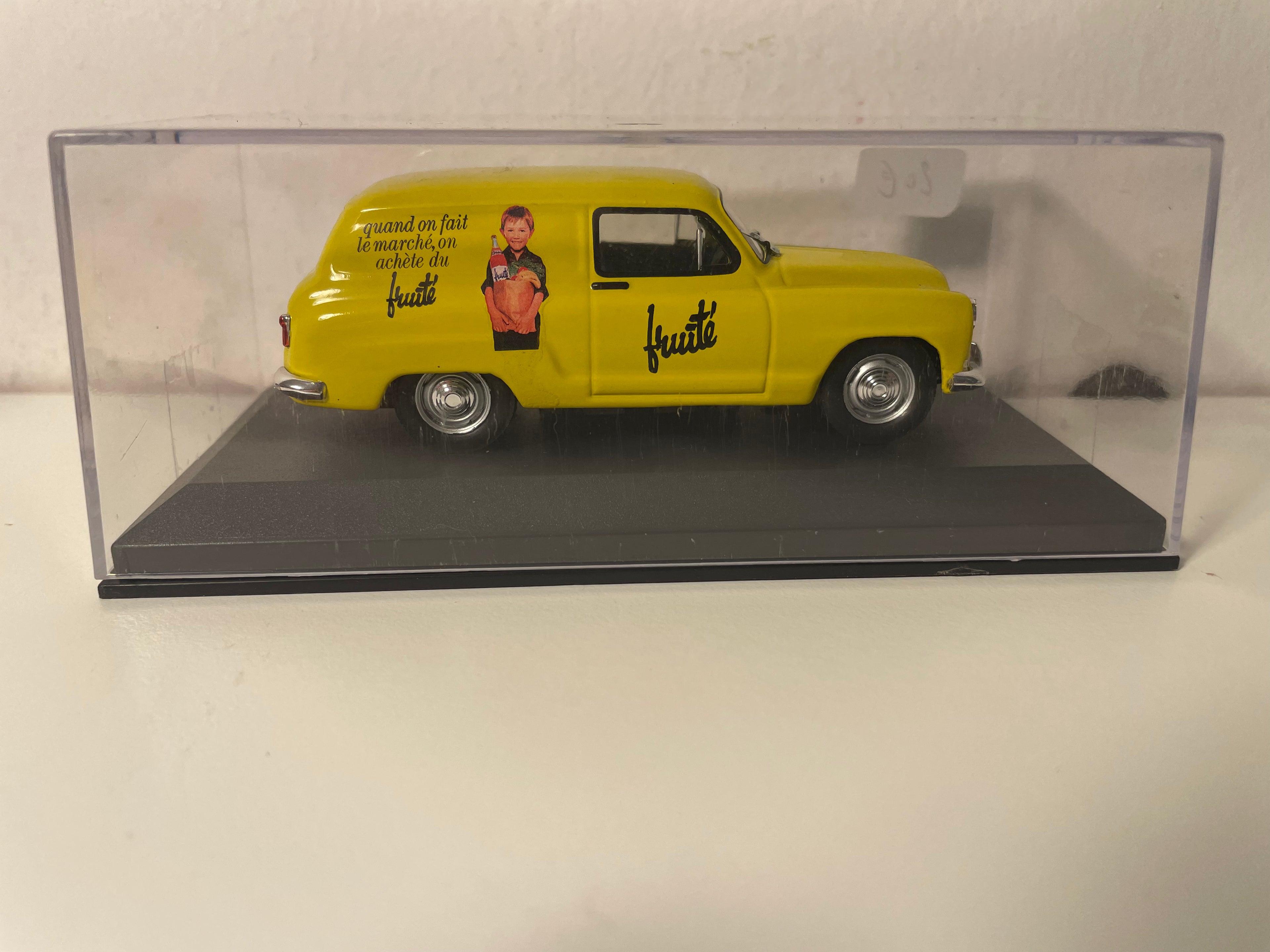Simca Aronde Messagère gialla con pubblicità della bevanda FRUITE (Fruité)