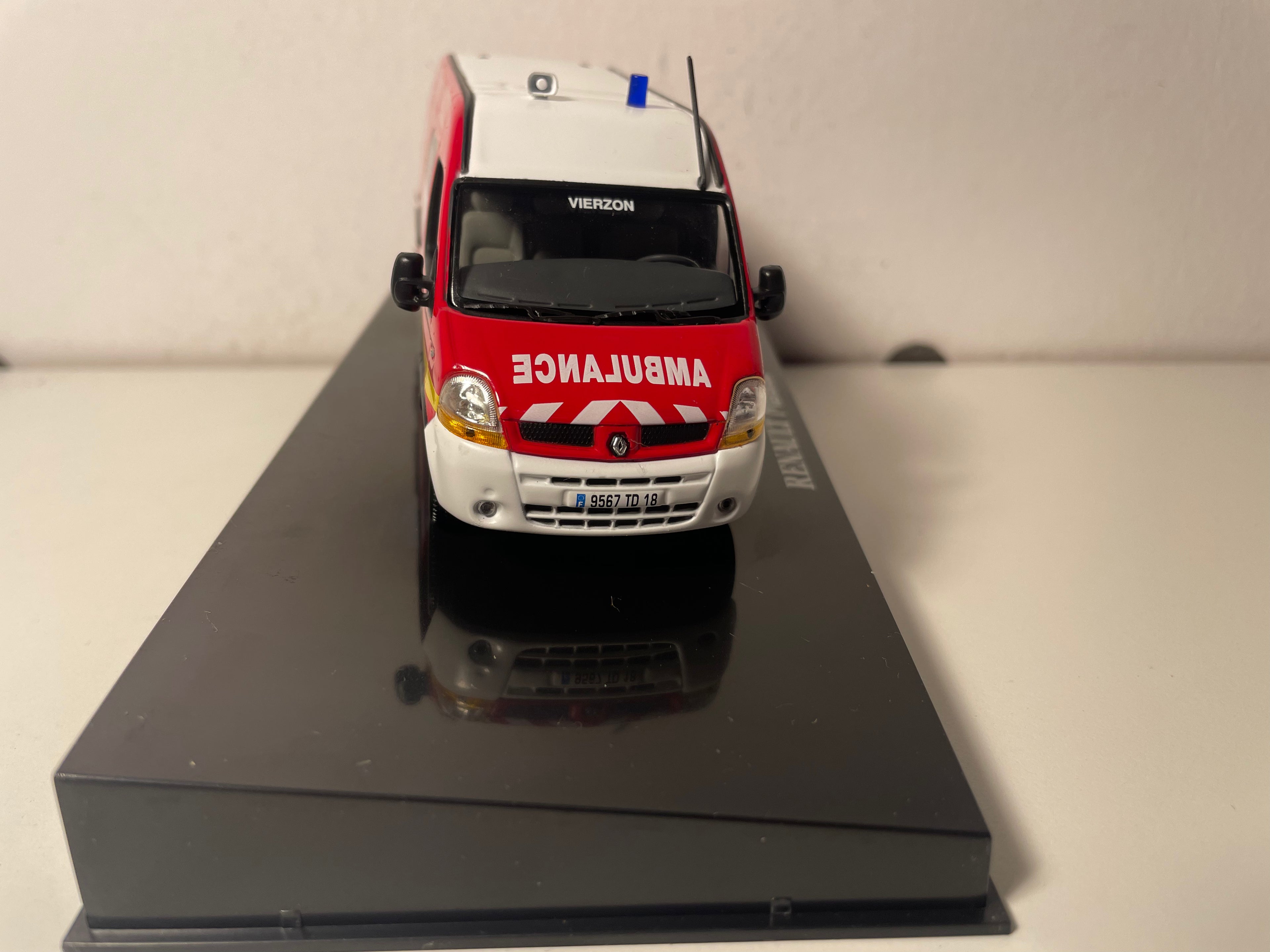 Fourgon Renault Master phase 2 rouge - véhicule de pompiers VSAV (Véhicule de Secours et d'Assistance aux Victimes) - NOREV (1 gyrophare à réparer)