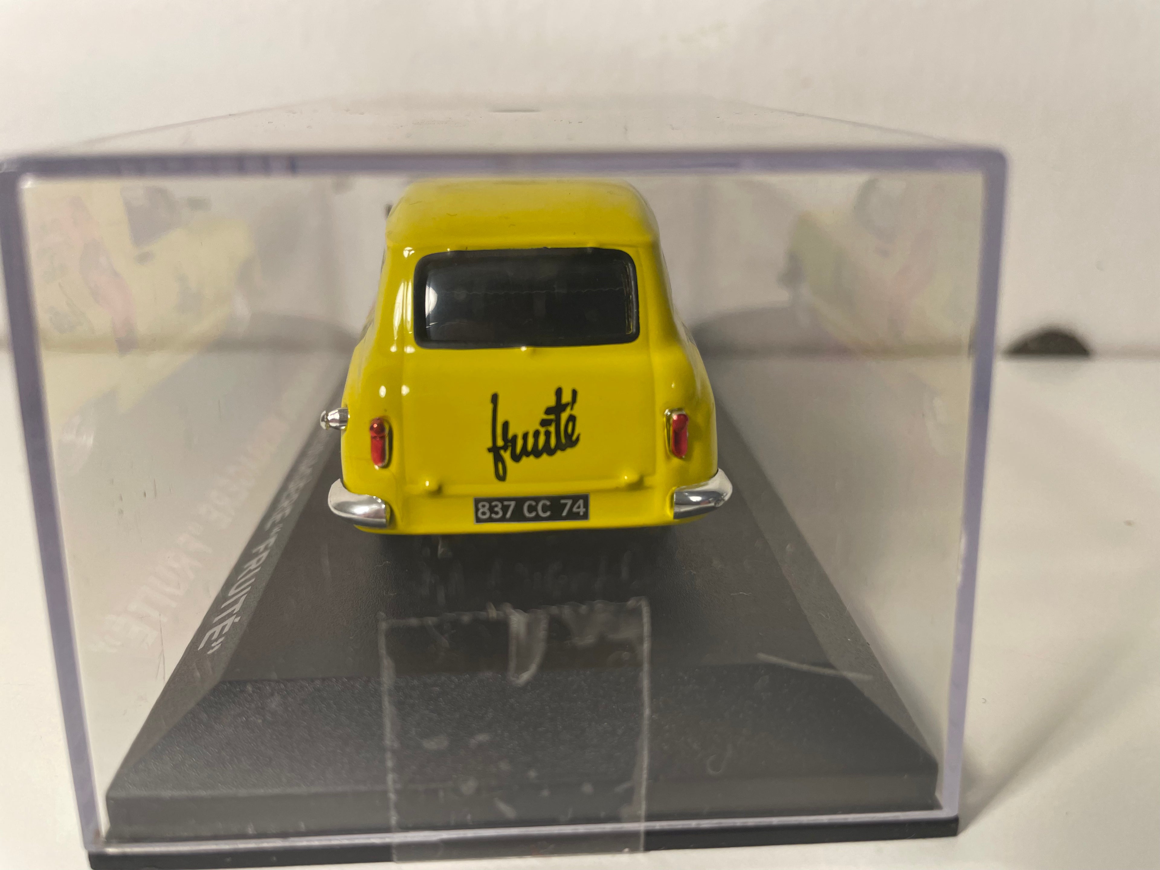 Simca Aronde Messagère gialla con pubblicità della bevanda FRUITE (Fruité)