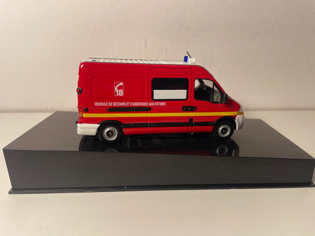 Fourgon Renault Master phase 2 rouge - véhicule de pompiers VSAV (Véhicule de Secours et d'Assistance aux Victimes) - NOREV (1 gyrophare à réparer)