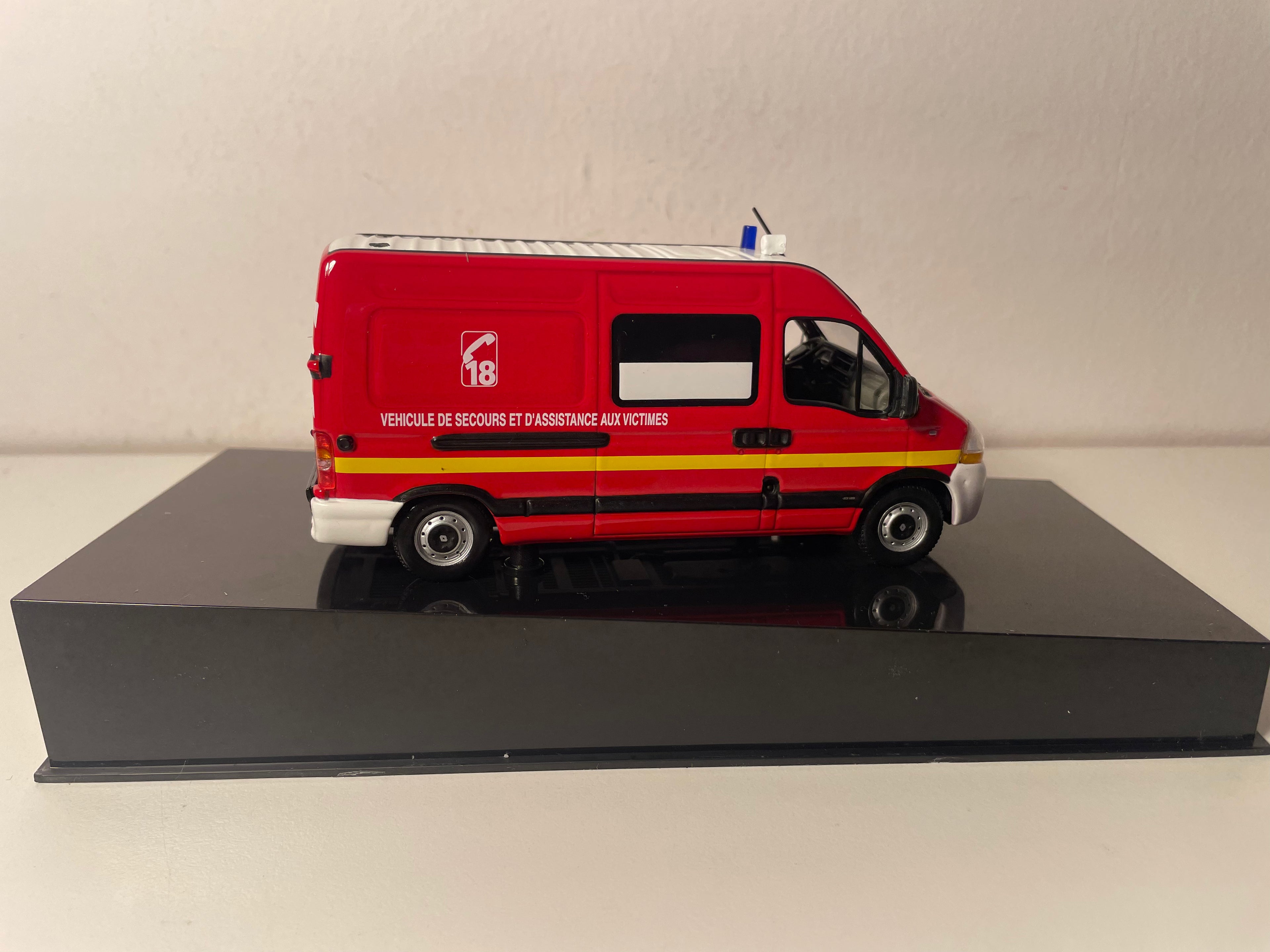 Fourgon Renault Master phase 2 rouge - véhicule de pompiers VSAV (Véhicule de Secours et d'Assistance aux Victimes) - NOREV (1 gyrophare à réparer)