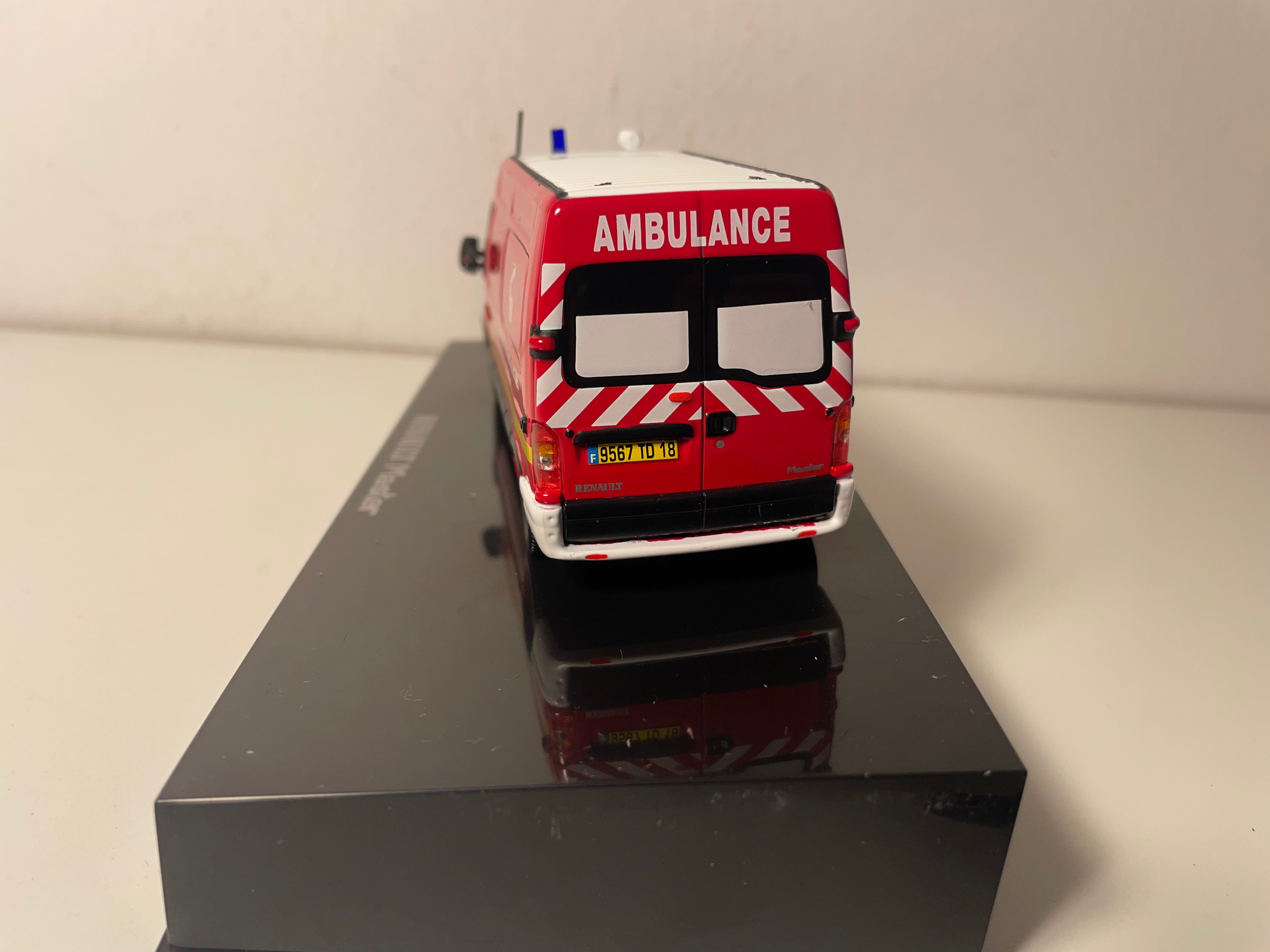 Fourgon Renault Master phase 2 rouge - véhicule de pompiers VSAV (Véhicule de Secours et d'Assistance aux Victimes) - NOREV (1 gyrophare à réparer)