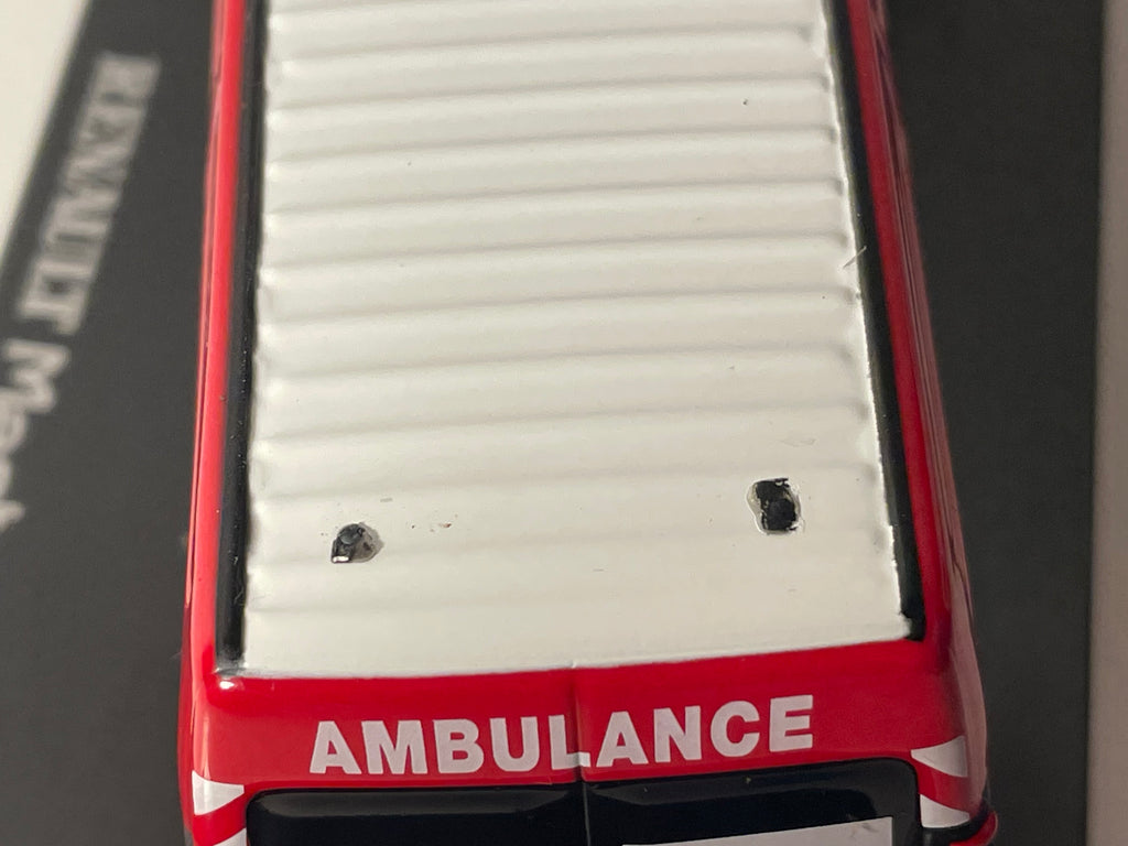 Fourgon Renault Master phase 2 rouge - véhicule de pompiers VSAV (Véhicule de Secours et d'Assistance aux Victimes) - NOREV (1 gyrophare à réparer)