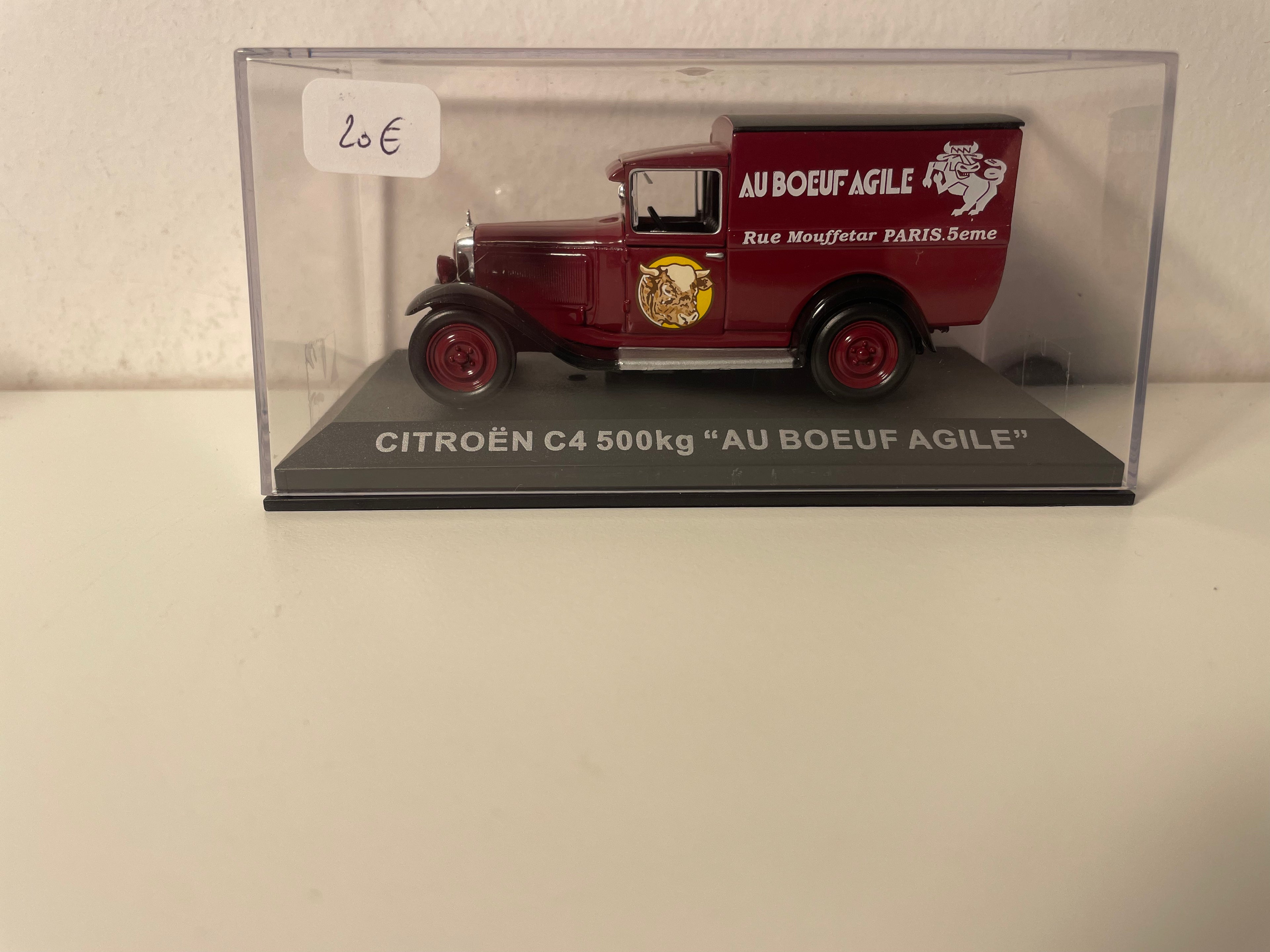 Citroën C4 500 Kg bordeaux - Publicité sur un restaurant ou une boucherie "AU BOEUF AGILE" rue Mouffetar Paris 5ème