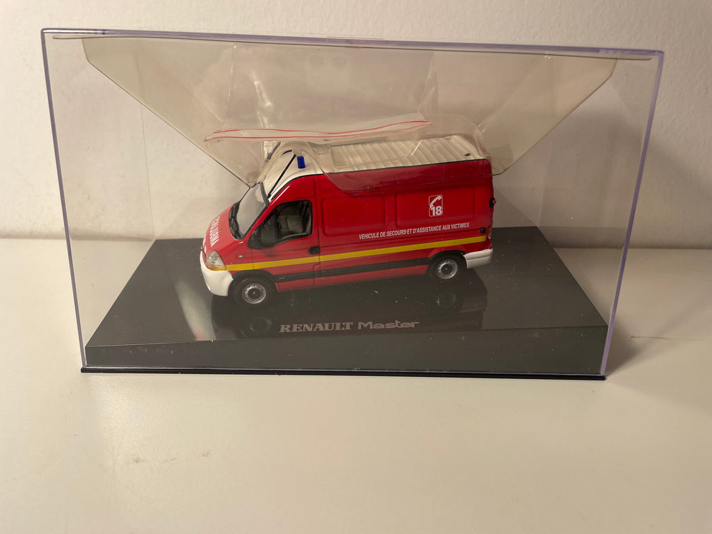 Fourgon Renault Master phase 2 rouge - véhicule de pompiers VSAV (Véhicule de Secours et d'Assistance aux Victimes) - NOREV (1 gyrophare à réparer)