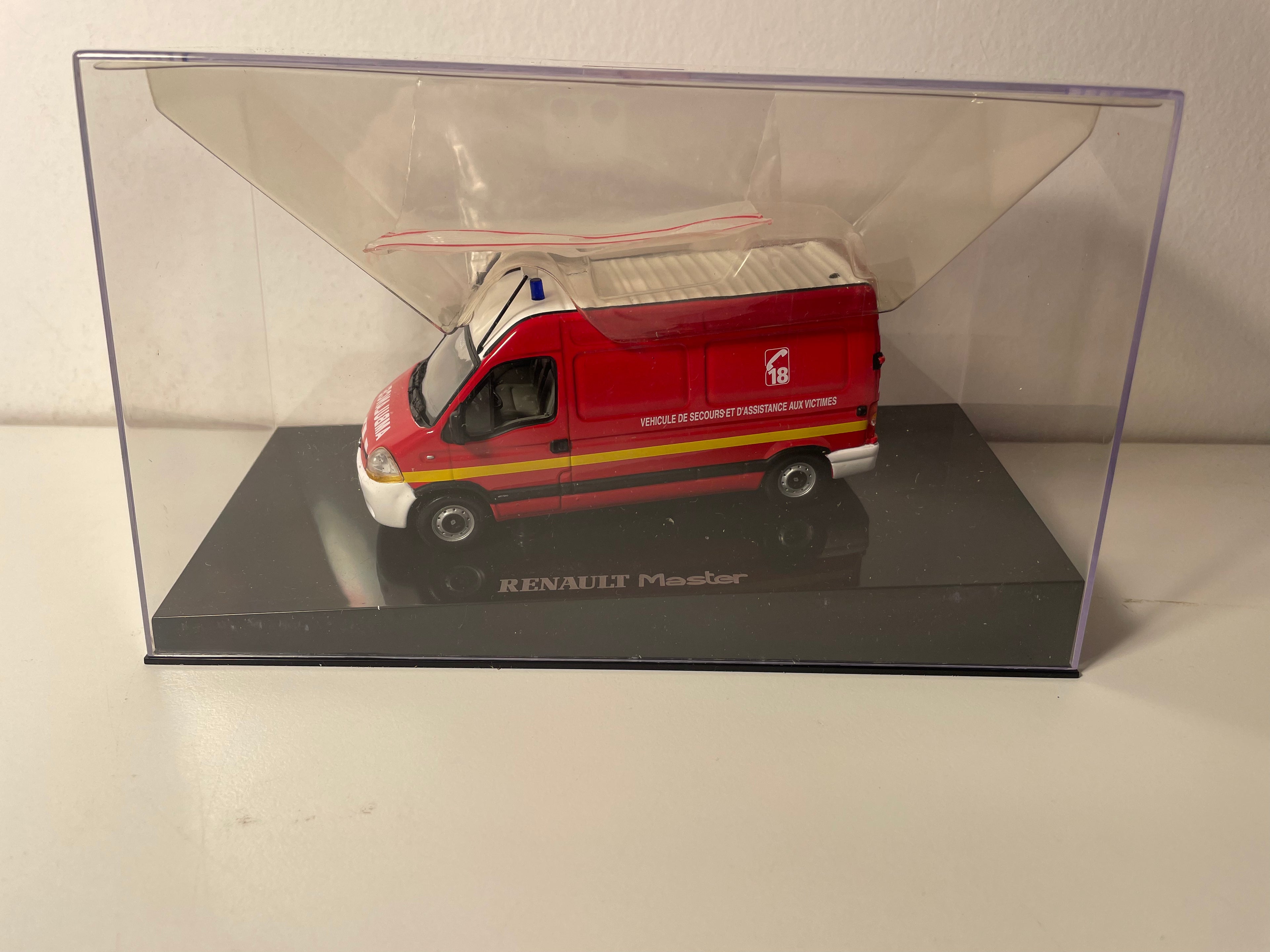 Fourgon Renault Master phase 2 rouge - véhicule de pompiers VSAV (Véhicule de Secours et d'Assistance aux Victimes) - NOREV (1 gyrophare à réparer)