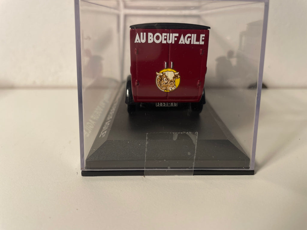 Citroën C4 500 Kg bordeaux - Publicité sur un restaurant ou une boucherie "AU BOEUF AGILE" rue Mouffetar Paris 5ème