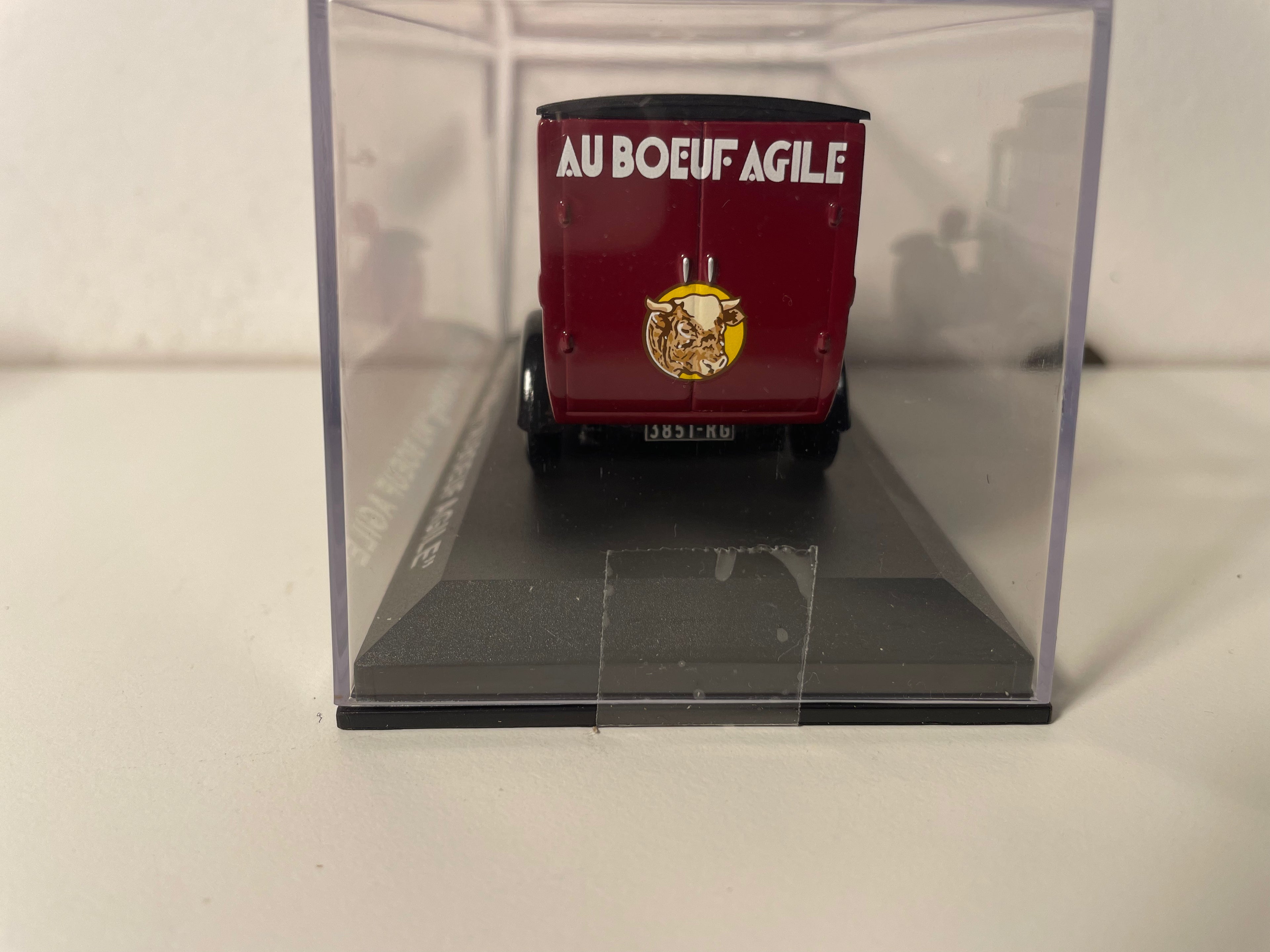Citroën C4 500 Kg bordeaux - Publicité sur un restaurant ou une boucherie "AU BOEUF AGILE" rue Mouffetar Paris 5ème