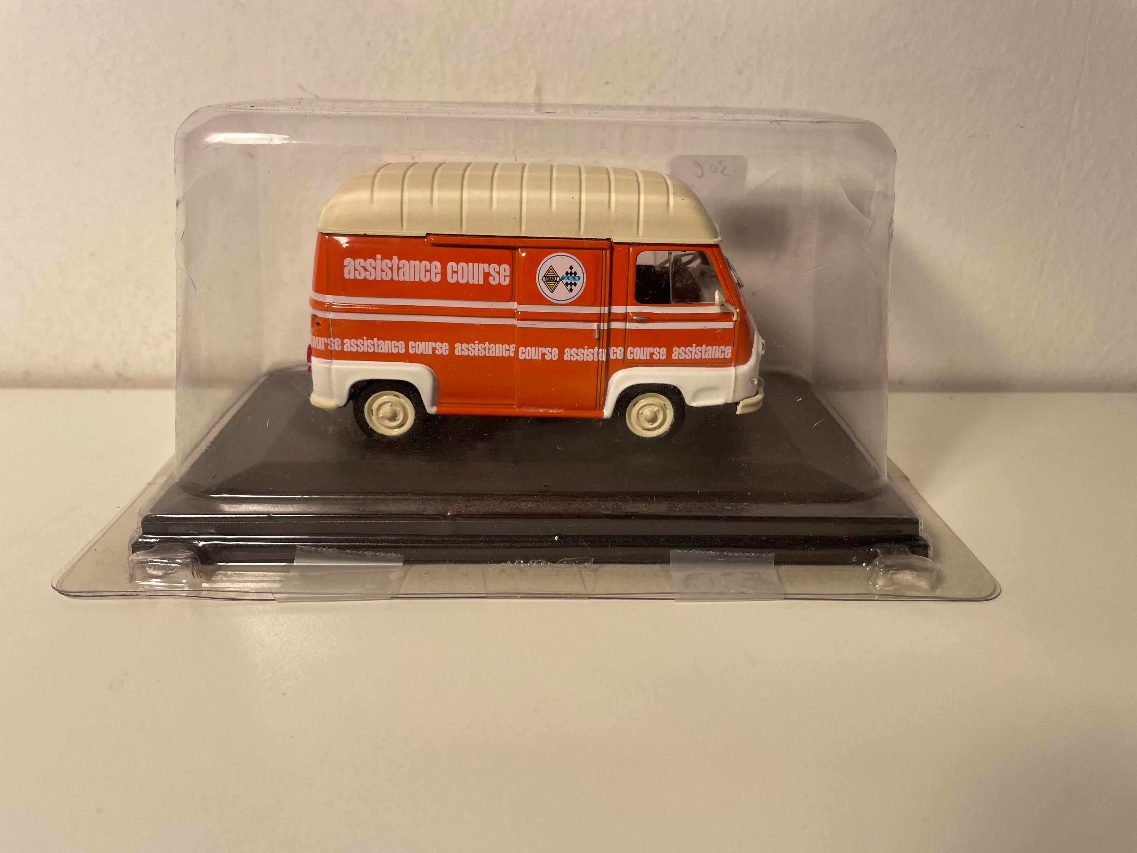 Renault estafette d'assistance de course orange et toit crème de 1965