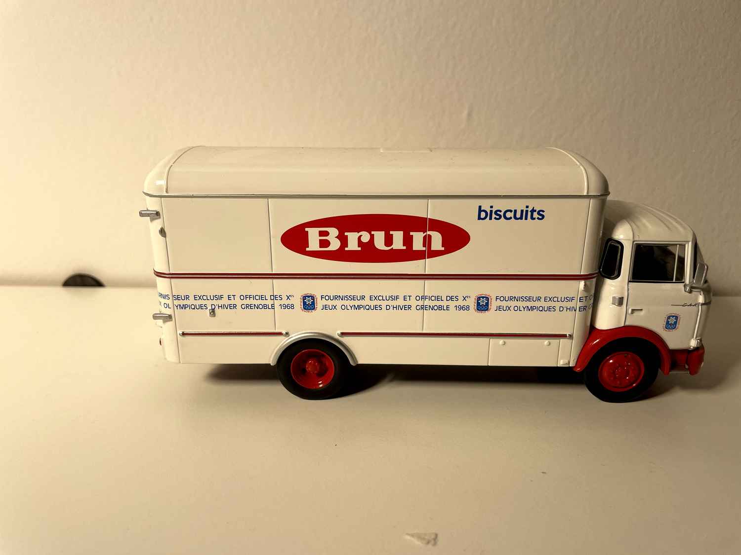 Camion Berliet GAK Fourgon blanc - Biscuits BRUN