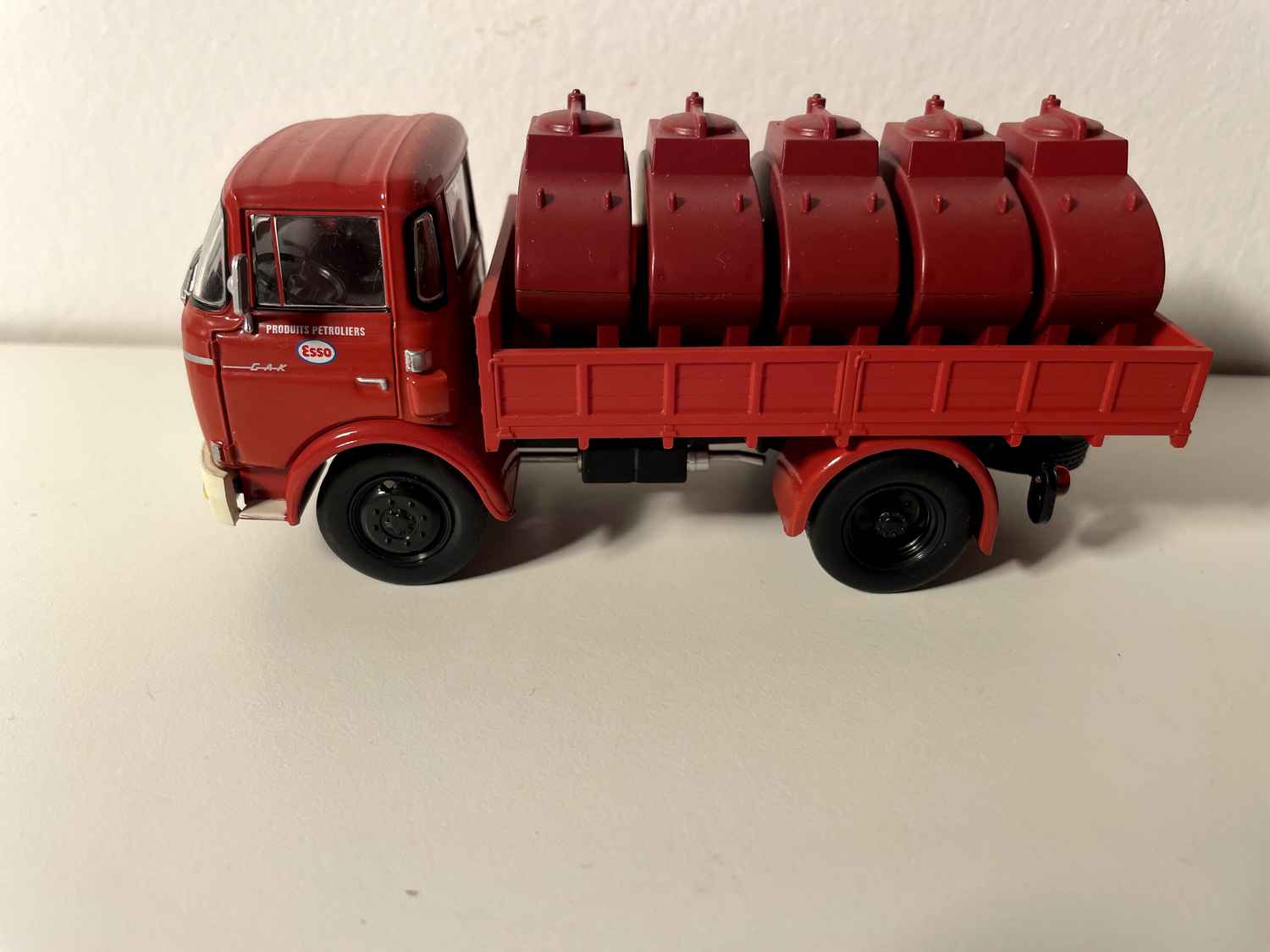 Camion citerne Berliet GAK 5 rouge foncé Produits Pétroliers ESSO (avec blister et avec carton)