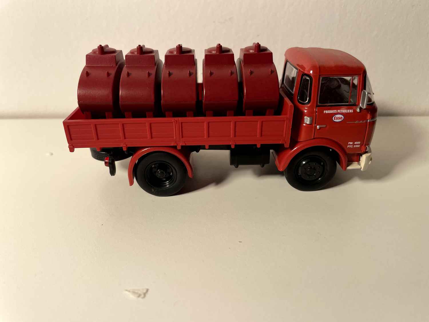 Camion citerne Berliet GAK 5 rouge foncé Produits Pétroliers ESSO (avec blister et avec carton)