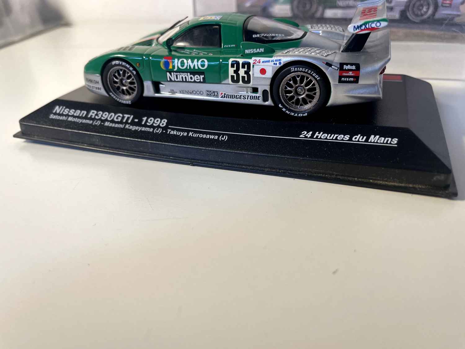Zielono-szary Nissan R390 GTI numer 33 (24-godzinny wyścig Le Mans z 1998 r.)