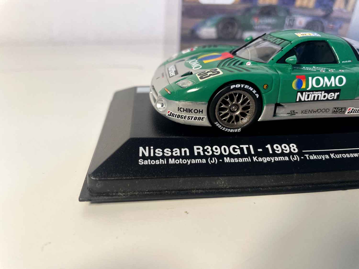 Zielono-szary Nissan R390 GTI numer 33 (24-godzinny wyścig Le Mans z 1998 r.)