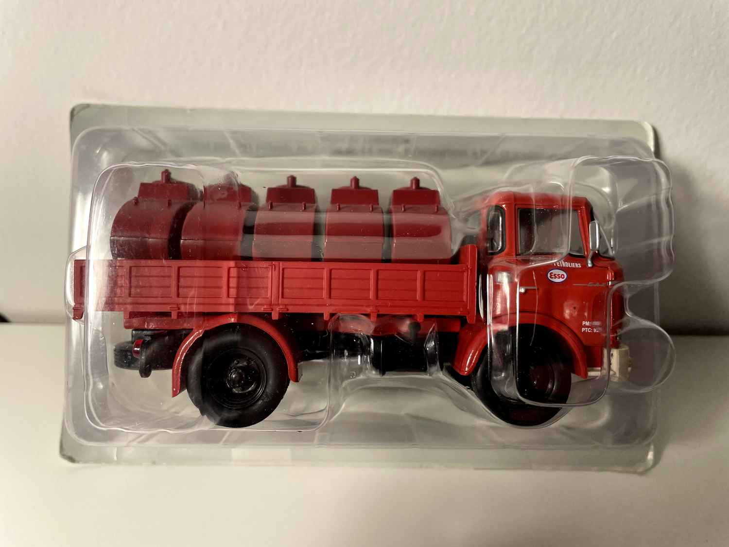 Camion citerne Berliet GAK 5 rouge foncé Produits Pétroliers ESSO (avec blister et avec carton)