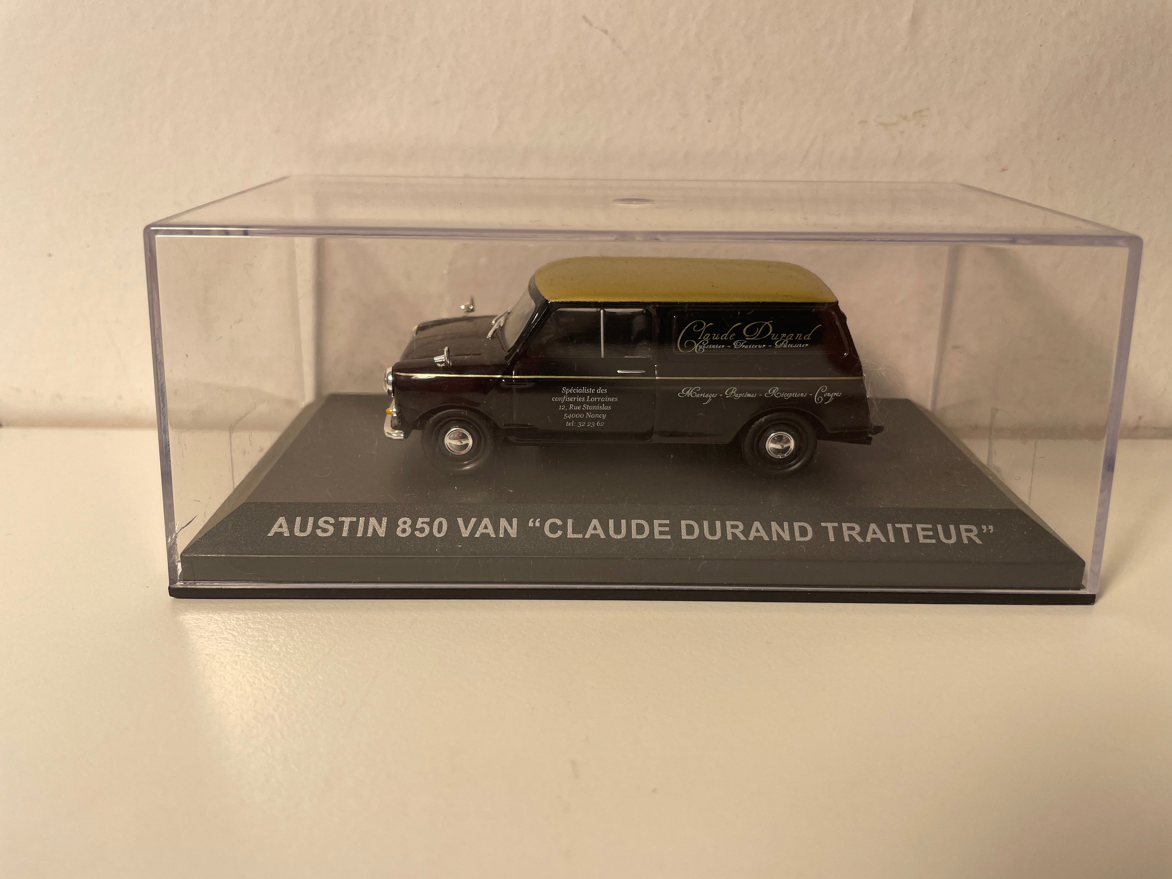 Austin 850 van noir et toit doré - Publicité pour le traiteur Claude Durand à Nancy (54)