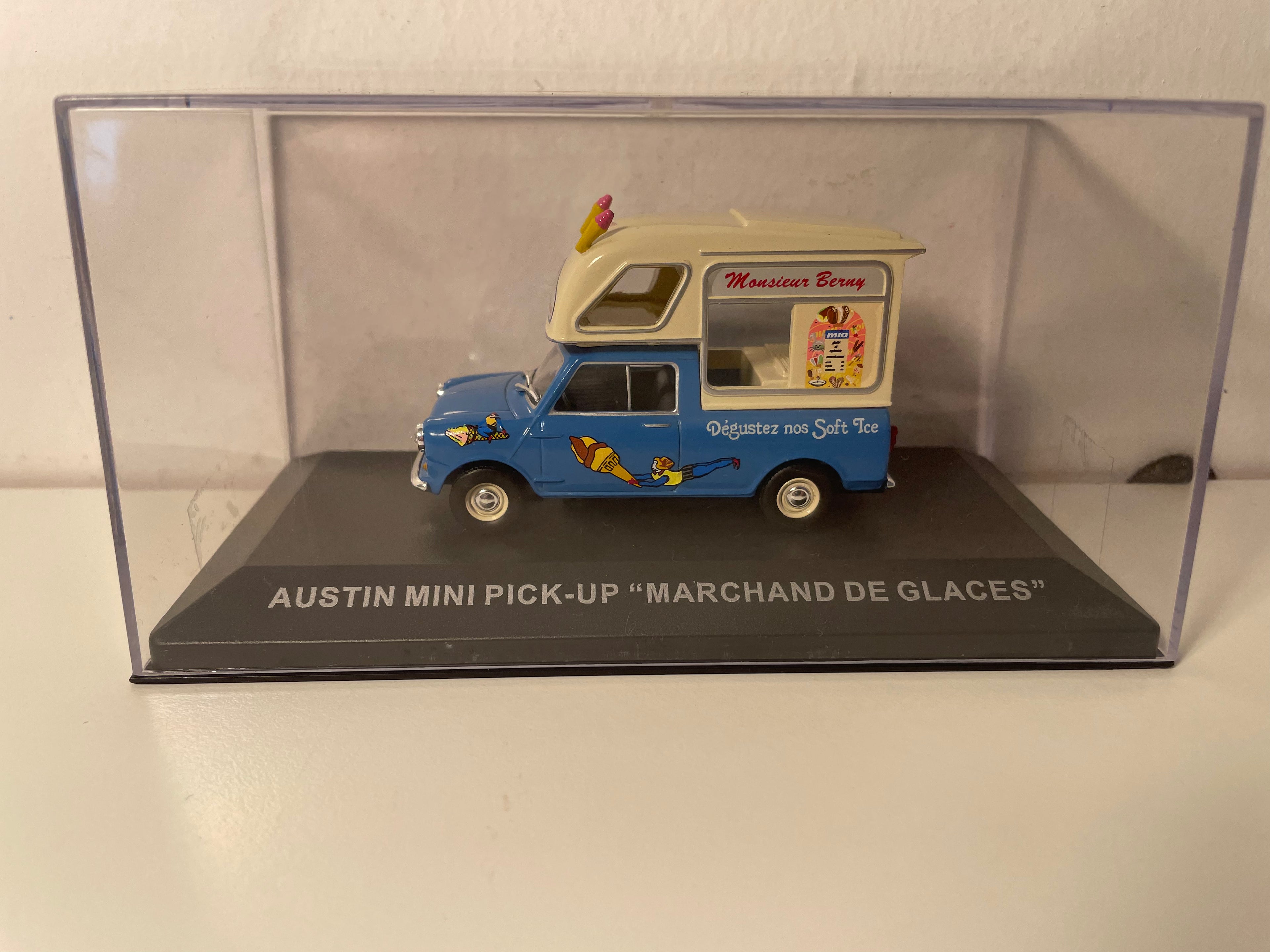 Austin mini pick-up bleu et beige "Marchand de glaces"