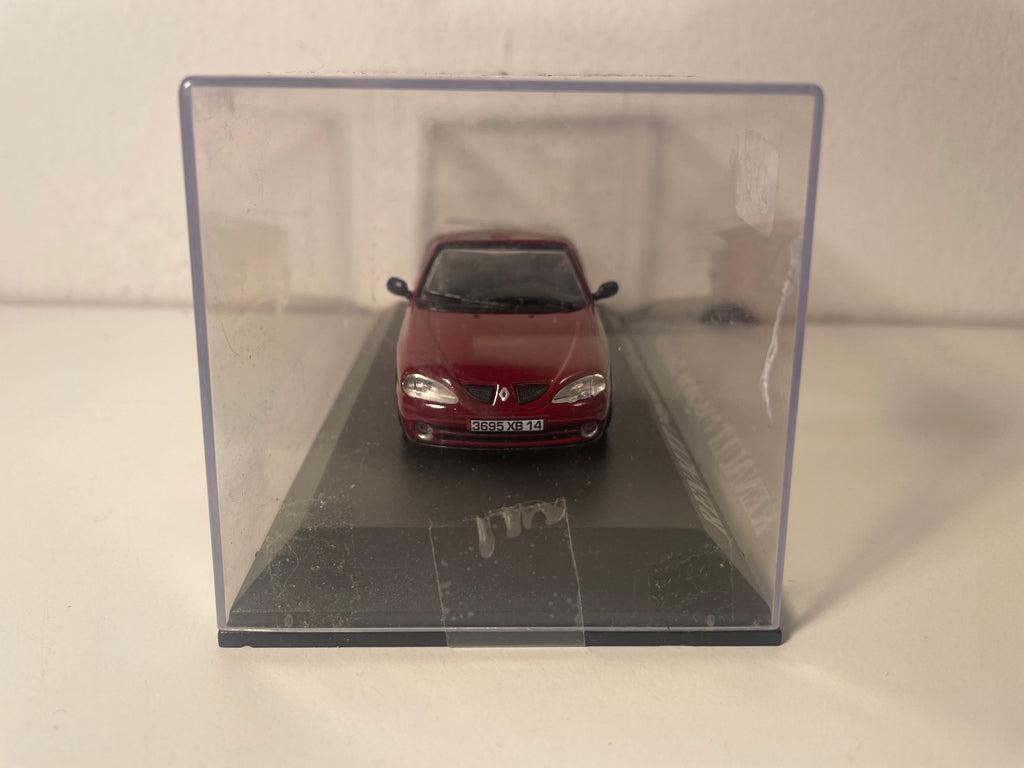 Kabriolet Renault Megane z 1999 roku w kolorze bordowym