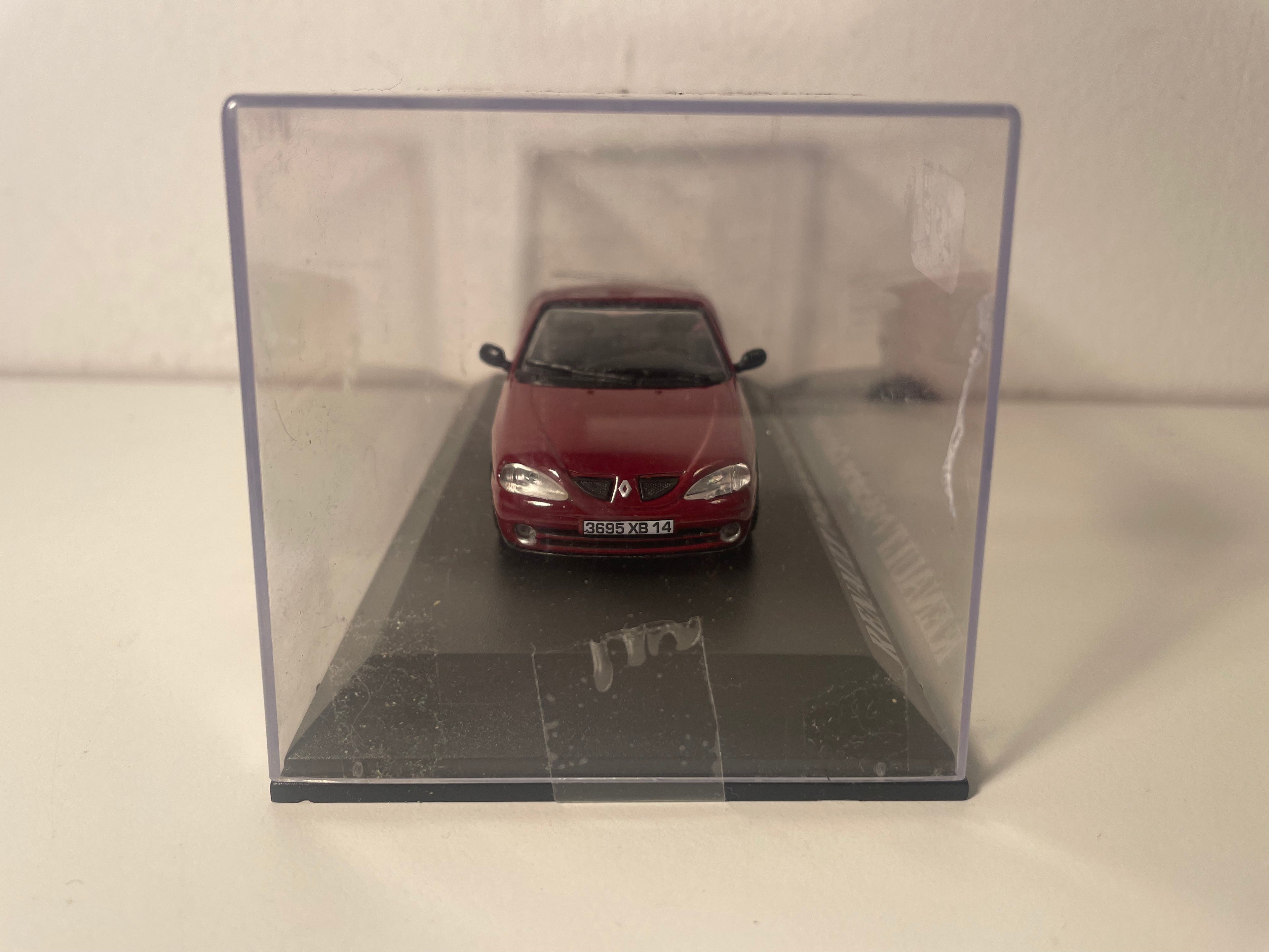 Kabriolet Renault Megane z 1999 roku w kolorze bordowym