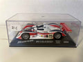 MG Lola EX257 wäiss, blo a rout Nummer 25 (24 Stonne vu Le Mans 2004)