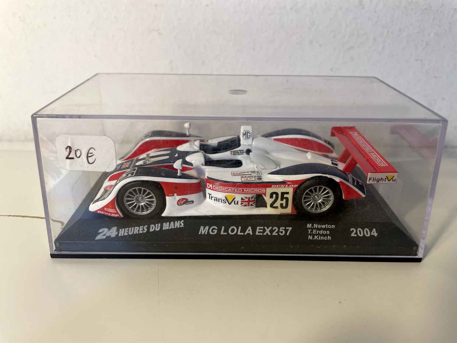 MG Lola EX257 wäiss, blo a rout Nummer 25 (24 Stonne vu Le Mans 2004)