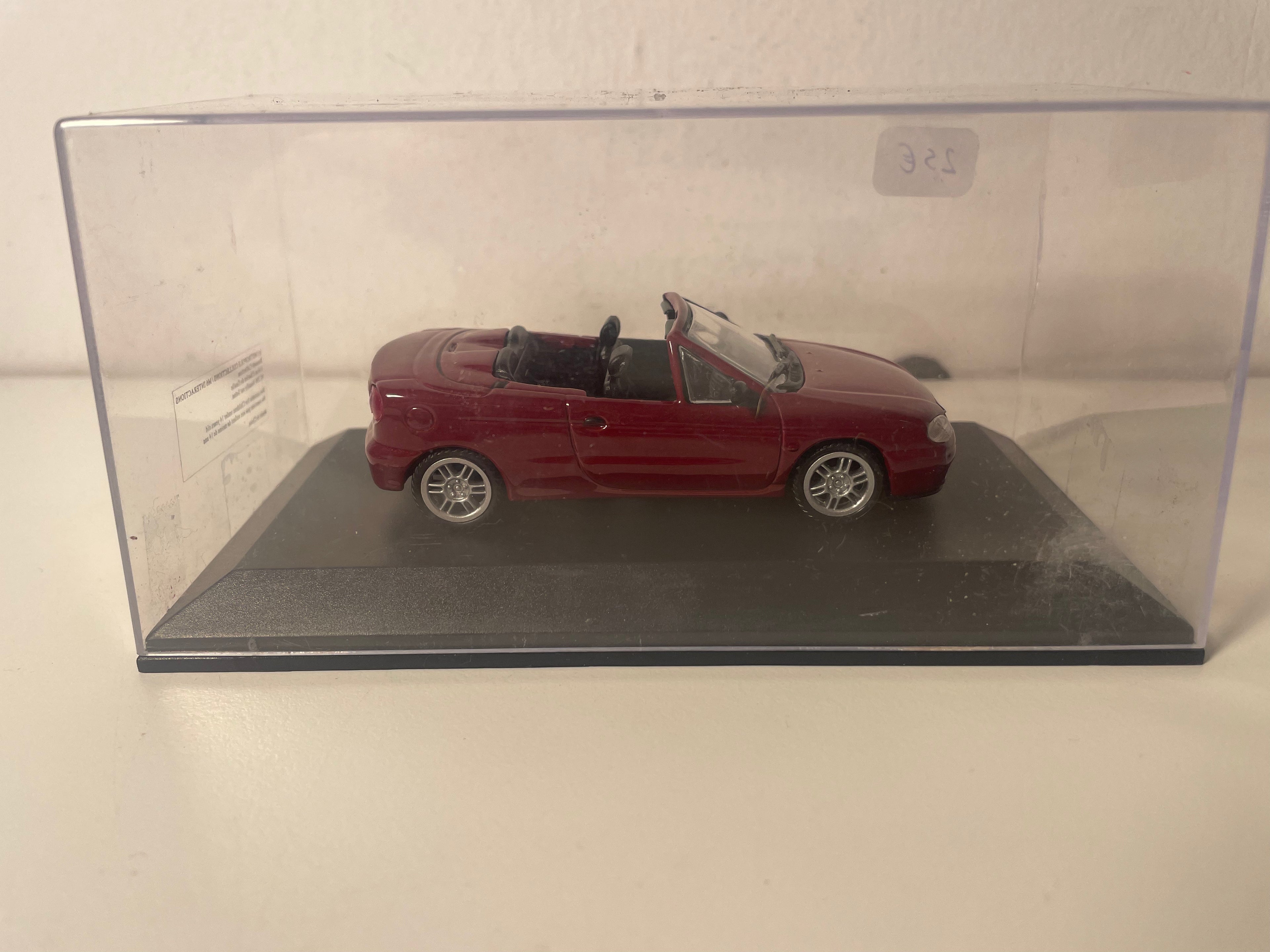 Kabriolet Renault Megane z 1999 roku w kolorze bordowym