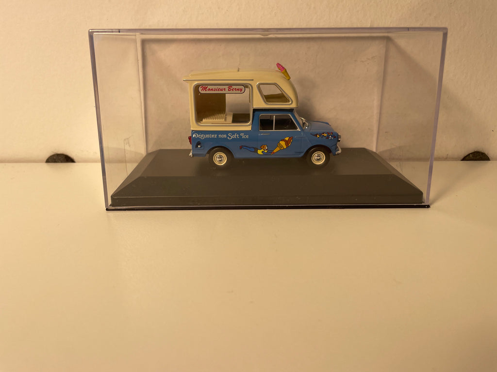 Austin mini pick-up blauw en beige "IJsverkoper"