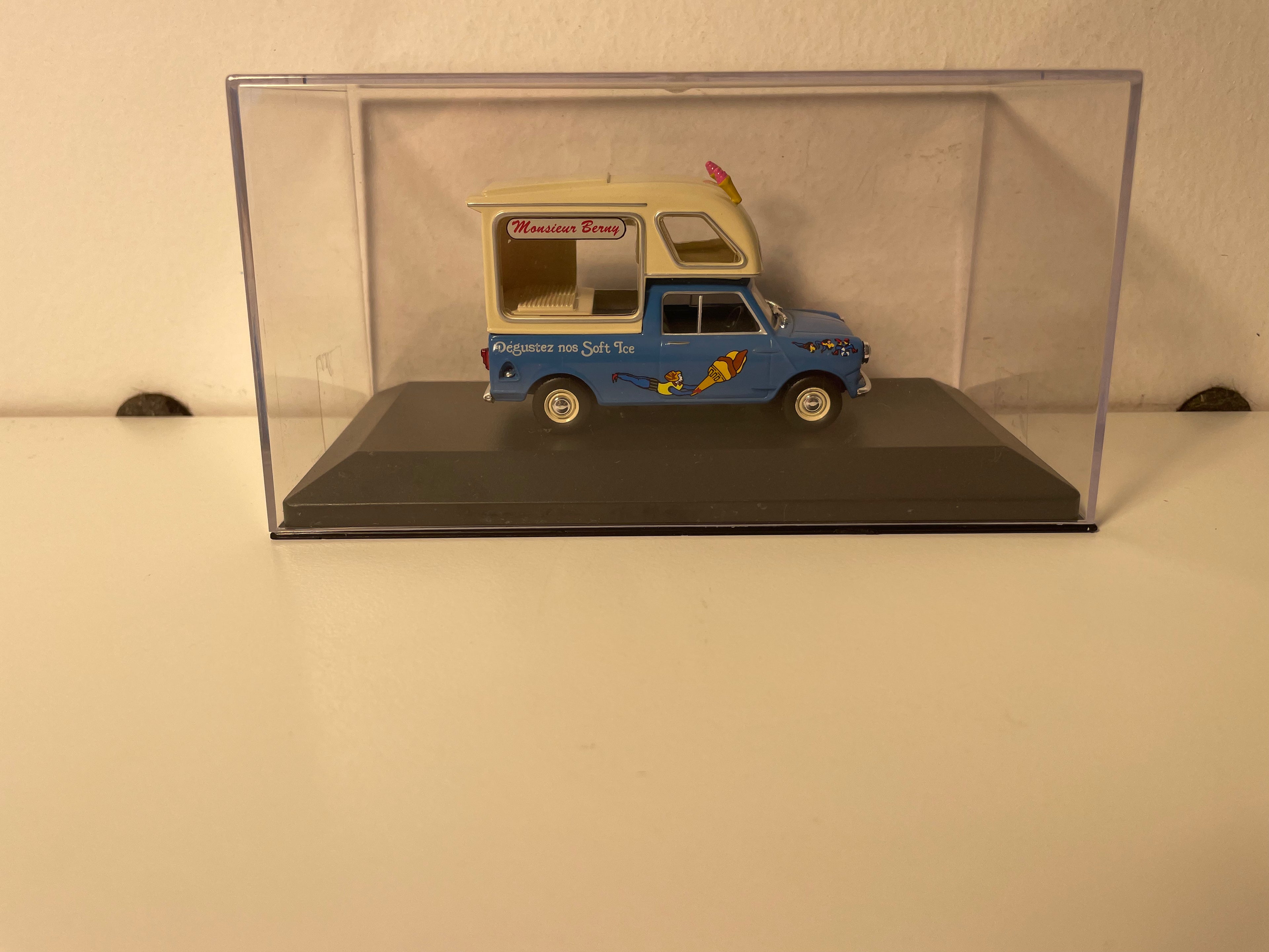 Austin mini pick-up bleu et beige "Marchand de glaces"