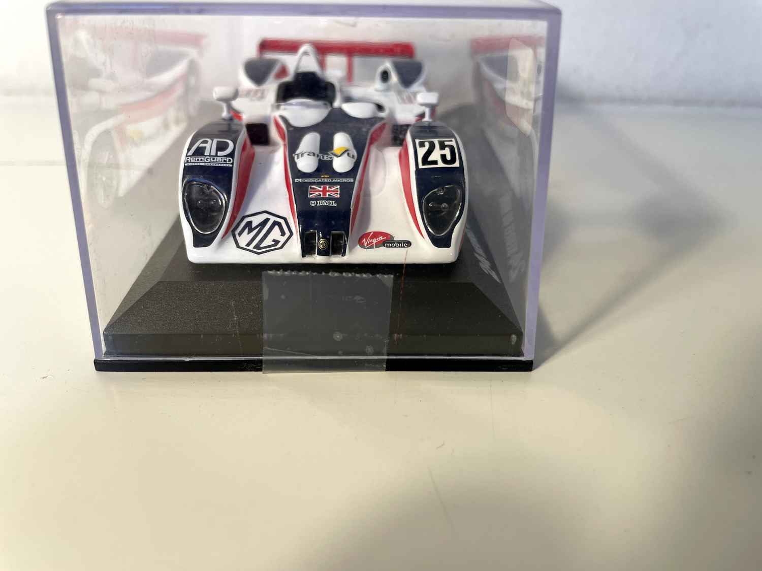 MG Lola EX257 wäiss, blo a rout Nummer 25 (24 Stonne vu Le Mans 2004)