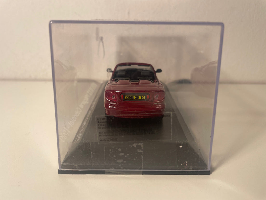 Kabriolet Renault Megane z 1999 roku w kolorze bordowym