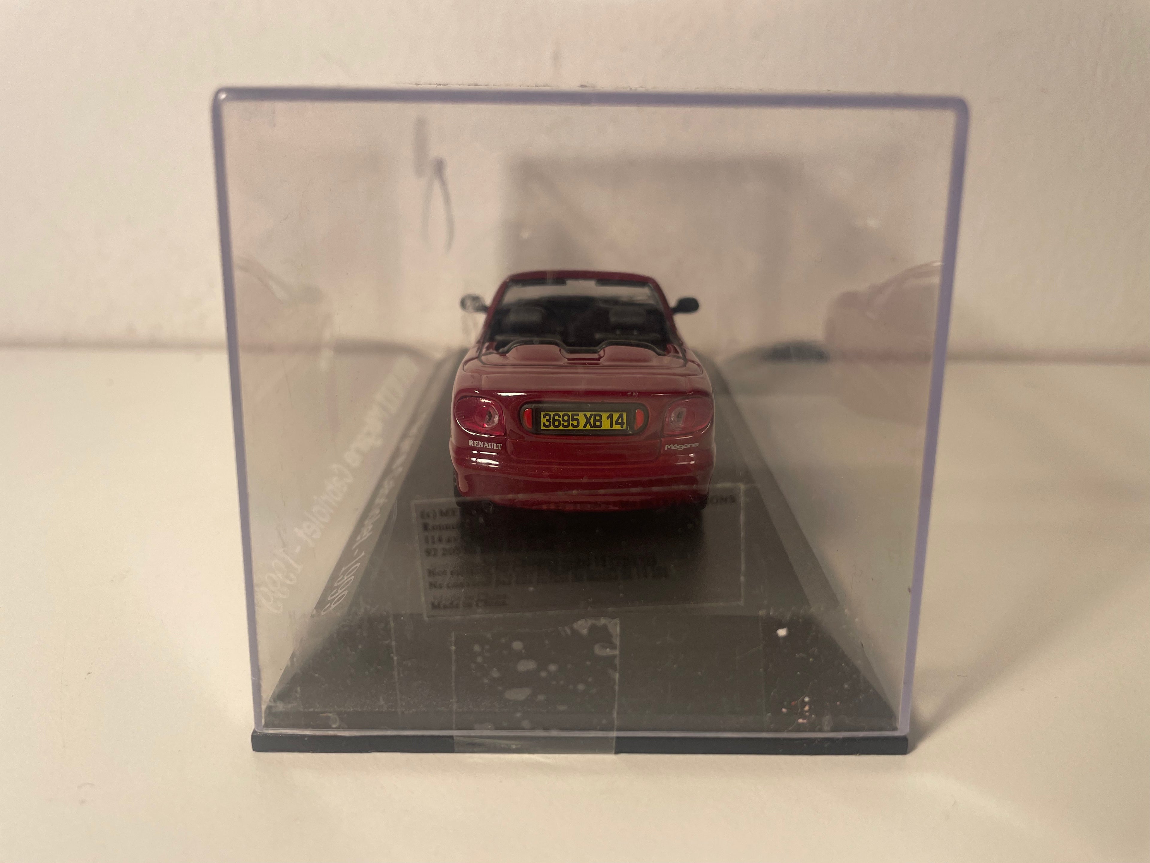 Kabriolet Renault Megane z 1999 roku w kolorze bordowym