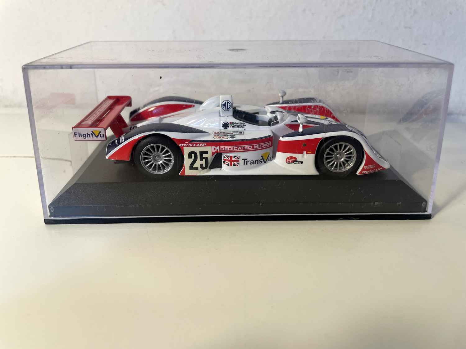 MG Lola EX257 wäiss, blo a rout Nummer 25 (24 Stonne vu Le Mans 2004)