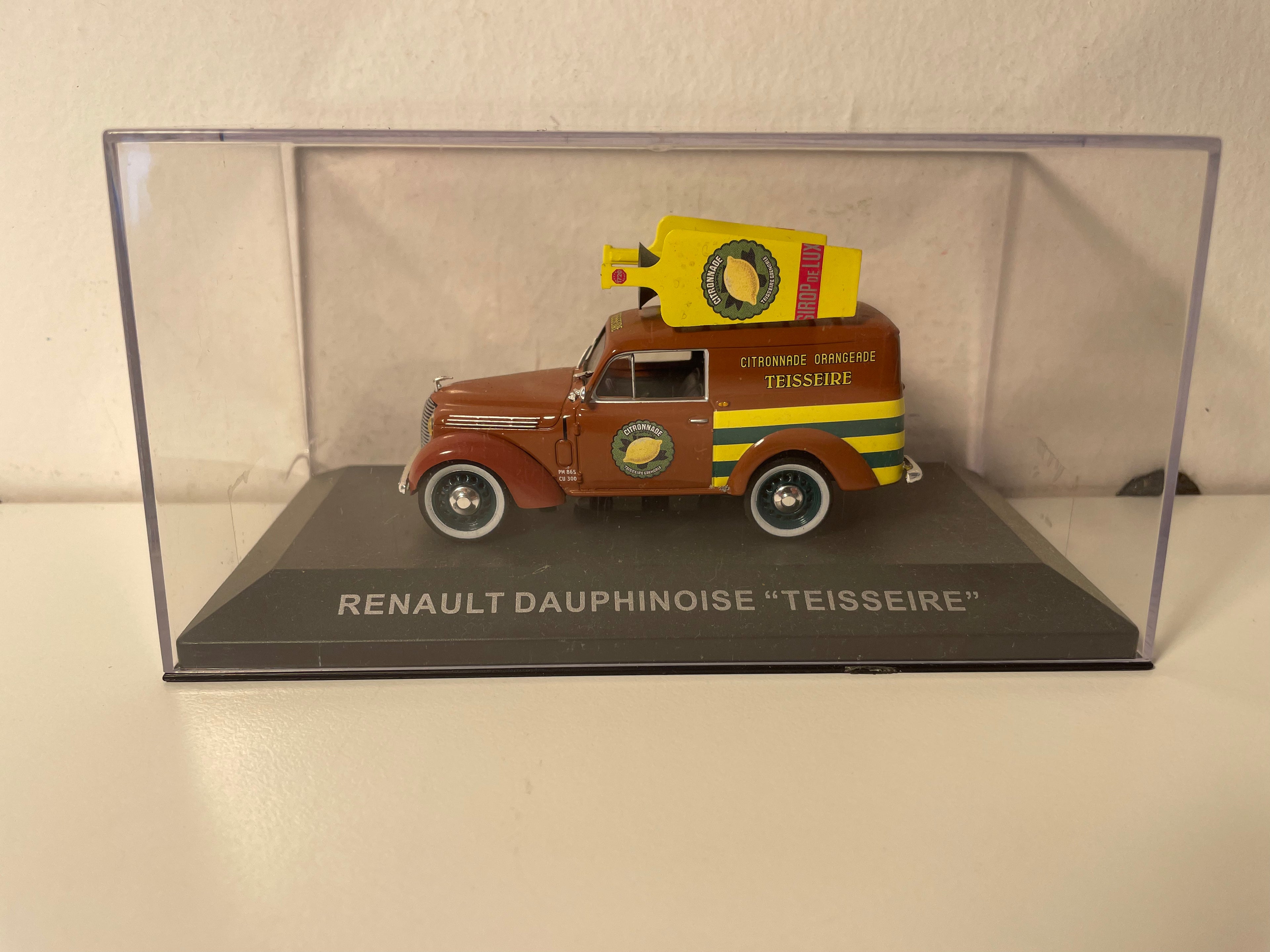 Renault Dauphinoise marron - Publicité TEISSEIRE