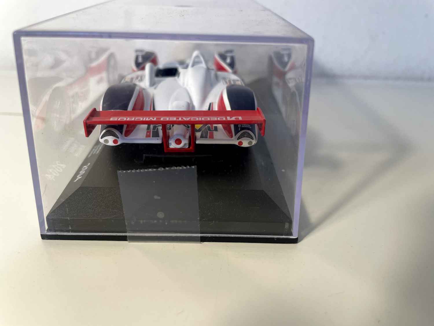 MG Lola EX257 wäiss, blo a rout Nummer 25 (24 Stonne vu Le Mans 2004)