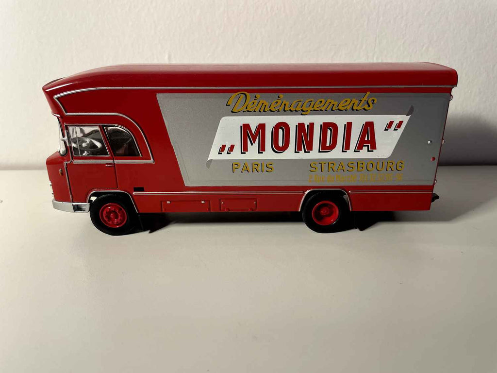Camion Berliet GBK 6 rouge et gris Déménagements MONDIA Strasbourg - Paris