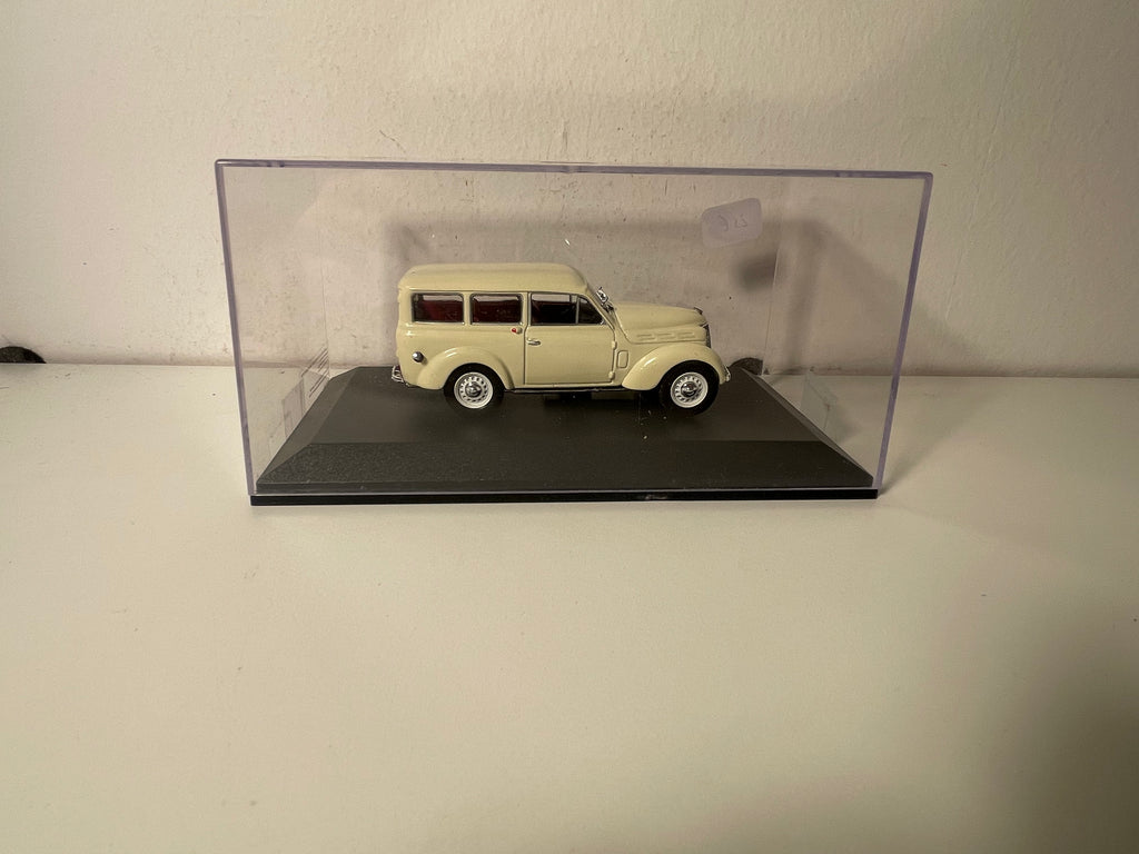 Renault Juvaquatre kremowy kombi z 1949 roku