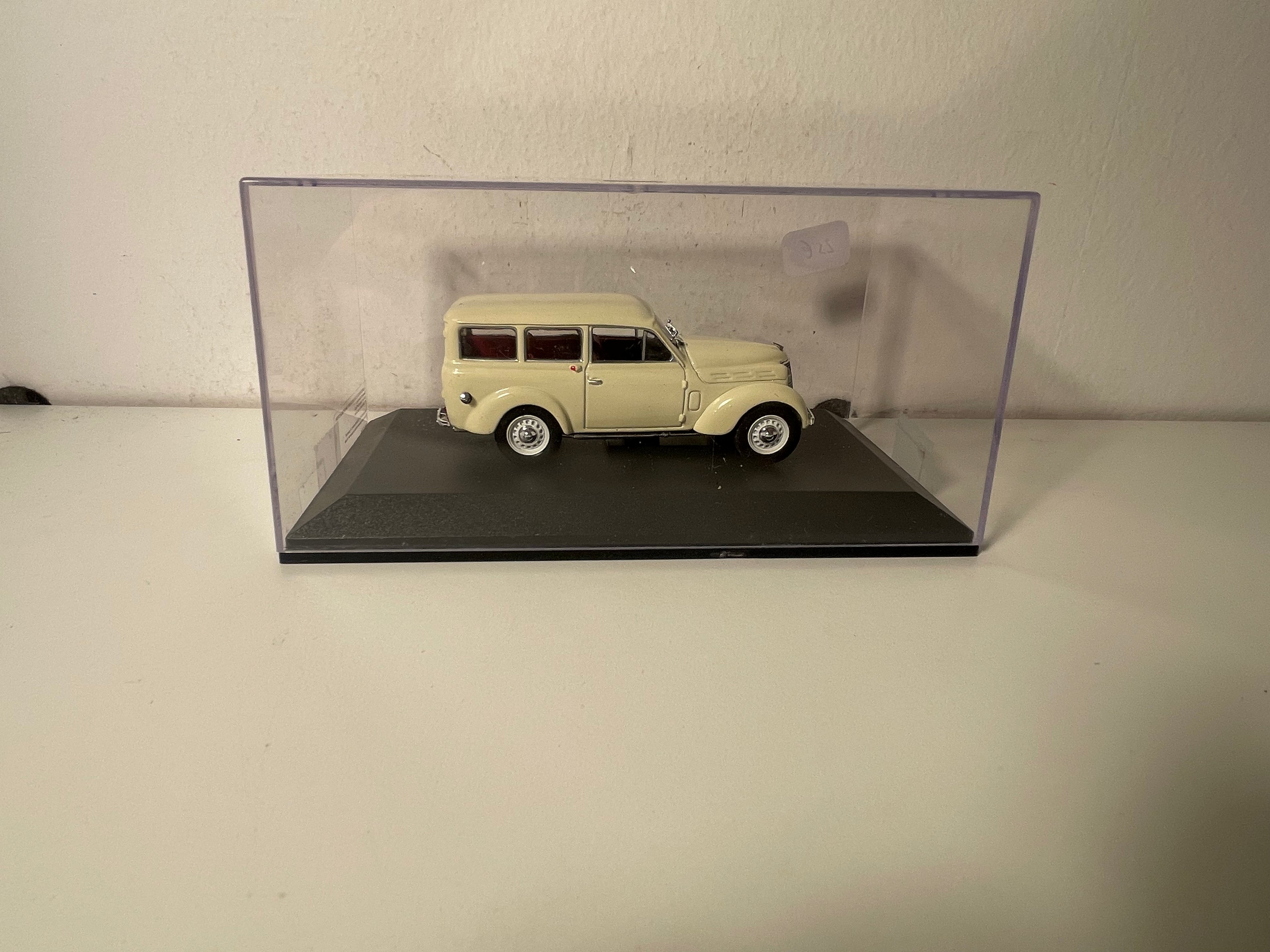 1949 Renault Juvaquatre Creme Kombi