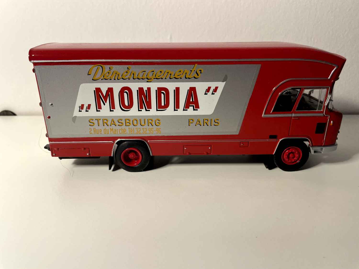 Camion Berliet GBK 6 rout a gris Demenagements MONDIA