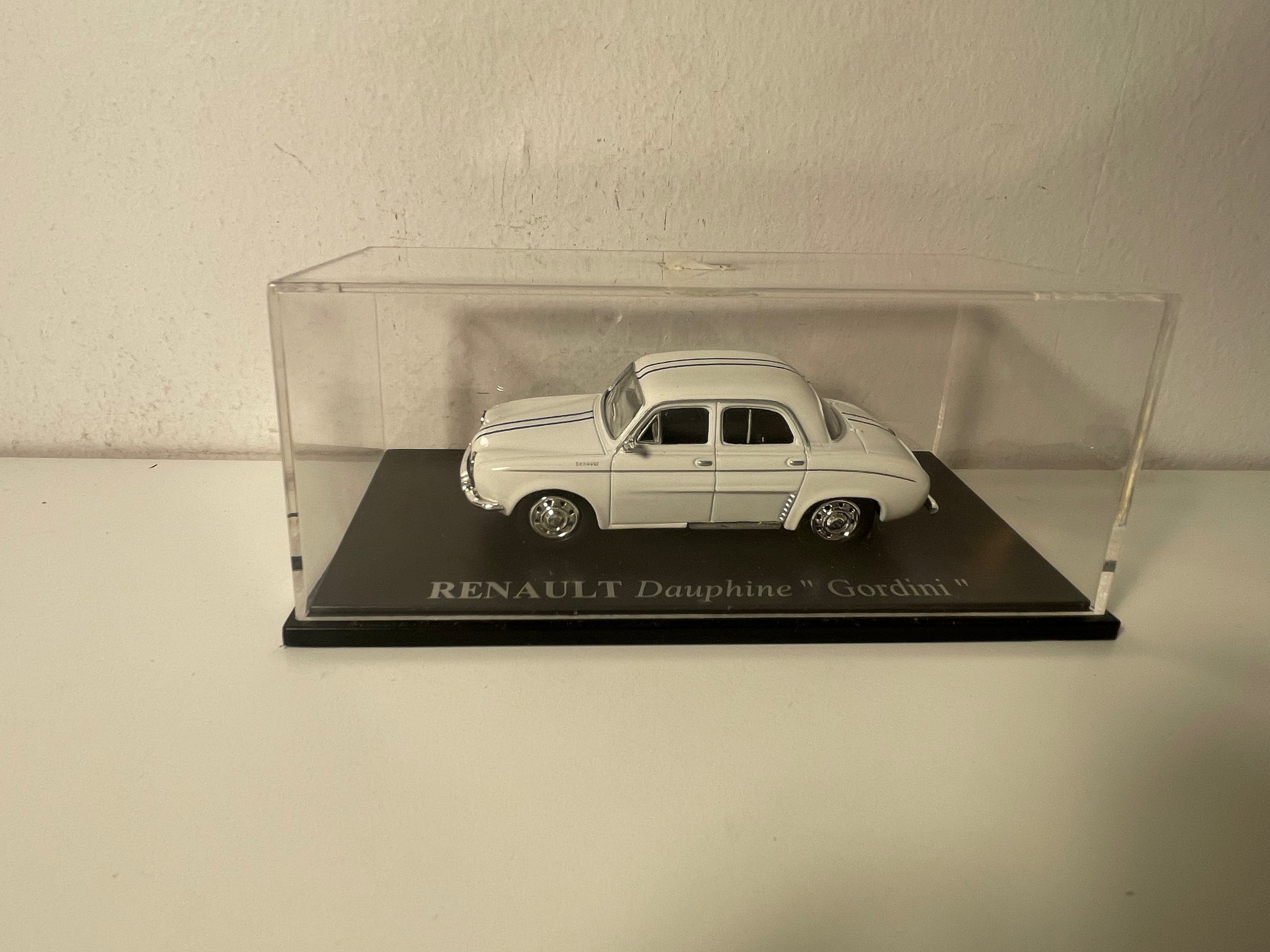 Renault Dauphine Gordini blanche avec liserets bleus (LEGEND SERIES référence 4682)