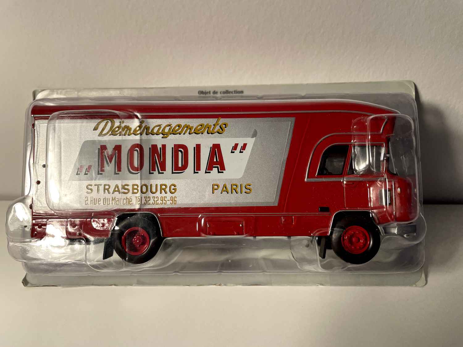 Camion Berliet GBK 6 rout a gris Demenagements MONDIA